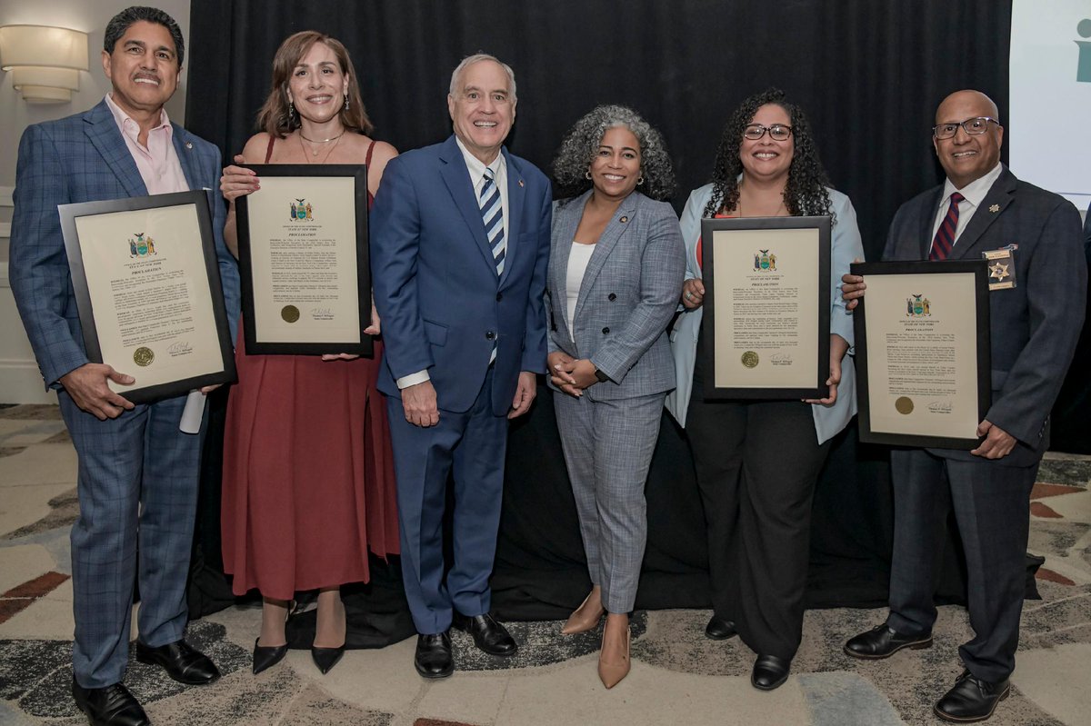 NYSComptroller's tweet photo. Mejor Juntos! Over 3.9 million Hispanic Americans call New York home. Hispanic Heritage Month is an important time to recognize a rich culture, a resilient history and the journeys and contributions of Hispanic and Latino communities to our state. https://t.co/jSOCM5QSmI