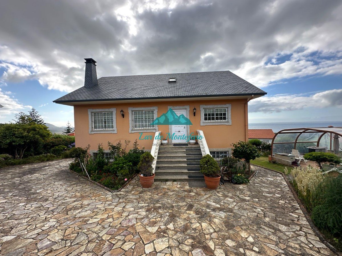 lardemontefaro's tweet photo. Ponemos a la venta esta espectacular vivienda, con vistas al mar, y al faro de Meiras, en la mejor zona de Valdovino.
El inmueble, con una finca de 1018 m2 completamente cerrada, está compuesta por:
-Ca...  https://t.co/ZotXGwyYJV https://t.co/BJjPjIbrpT