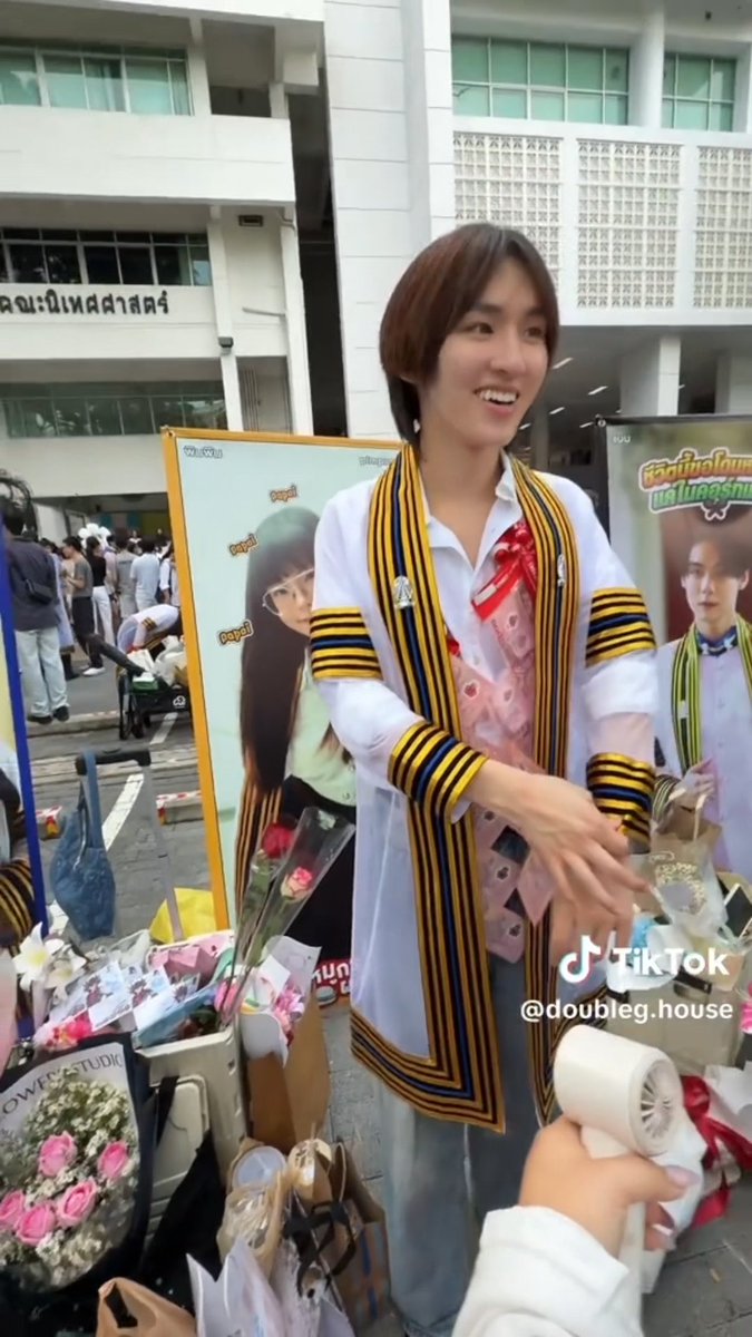 dumboosunday's tweet photo. เอ็นดูม้าก จิโร่ม่ายลืมที่จะบราซิล พอไปยืมชุดครุยมาใส่เต่อปัยหมด ยิ้มแจ้มกมเลยอ้วม 555555555555

#kongjiro https://t.co/uw7FrfARug
