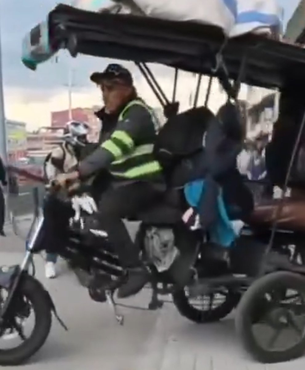 BamorElio's tweet photo. @Wilson_Suaza_ Pillos en Bogotá delinquiendo con uniformes de la @Uaesp. @CarlosFGalan @Bogota @ConcejoDeBogota @PoliciaBogota . https://t.co/n7CCYuy6lZ