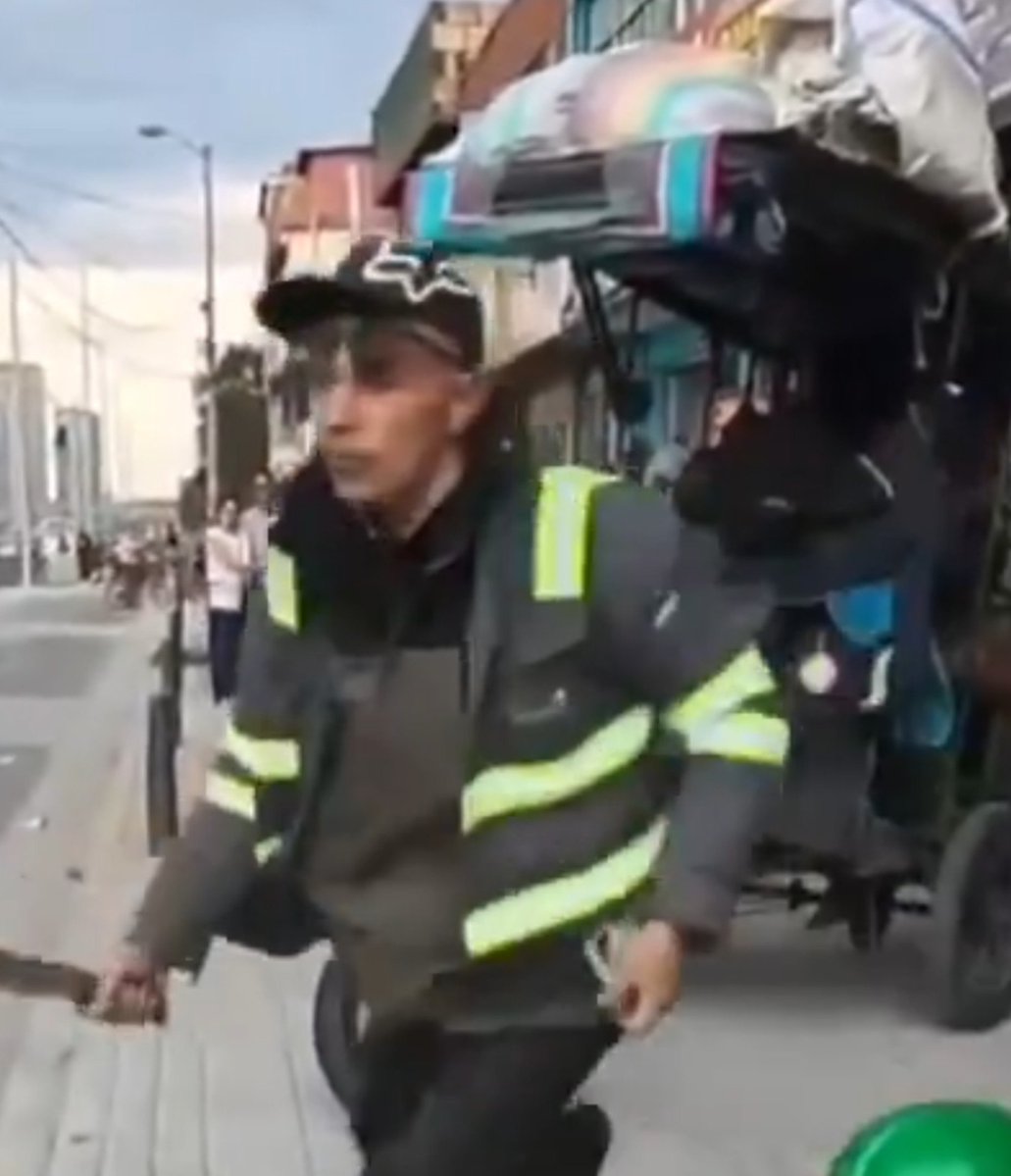 BamorElio's tweet photo. @Wilson_Suaza_ Pillos en Bogotá delinquiendo con uniformes de la @Uaesp. @CarlosFGalan @Bogota @ConcejoDeBogota @PoliciaBogota . https://t.co/n7CCYuy6lZ