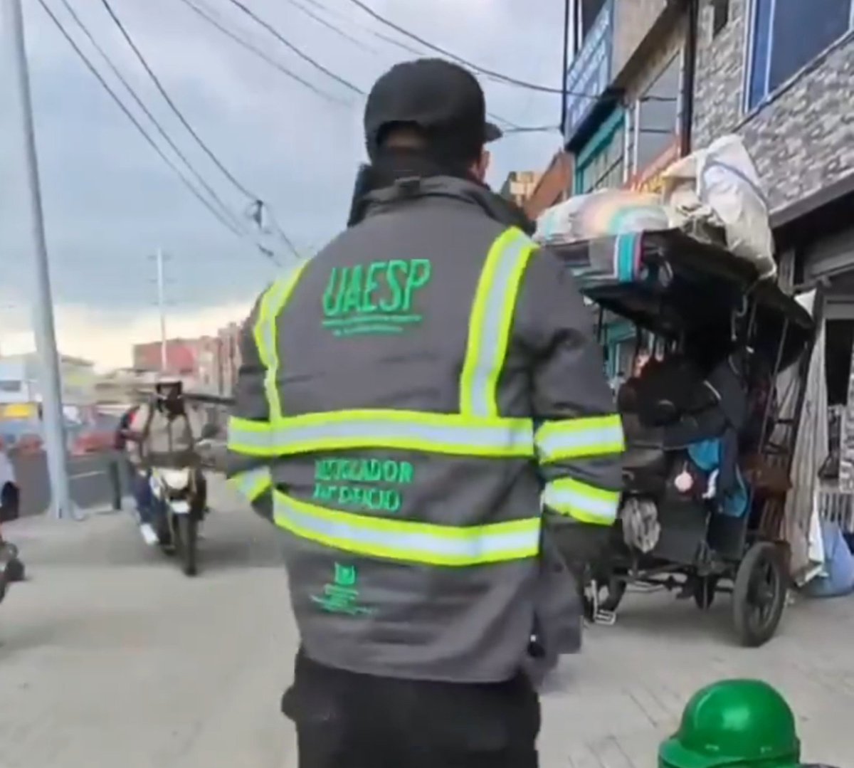 BamorElio's tweet photo. @Wilson_Suaza_ Pillos en Bogotá delinquiendo con uniformes de la @Uaesp. @CarlosFGalan @Bogota @ConcejoDeBogota @PoliciaBogota . https://t.co/n7CCYuy6lZ