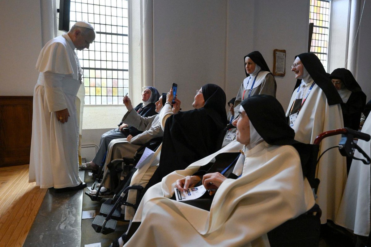 VaticanNews's tweet photo. Pope Leo meets with Carmelite nuns in Lourdes.

The nuns live in a monastery founded in 1876, just across from the Grotto of the Apparitions. They lead a contemplative life marked by prayer, silence, and fraternal communion. https://t.co/LQdWxpd43w