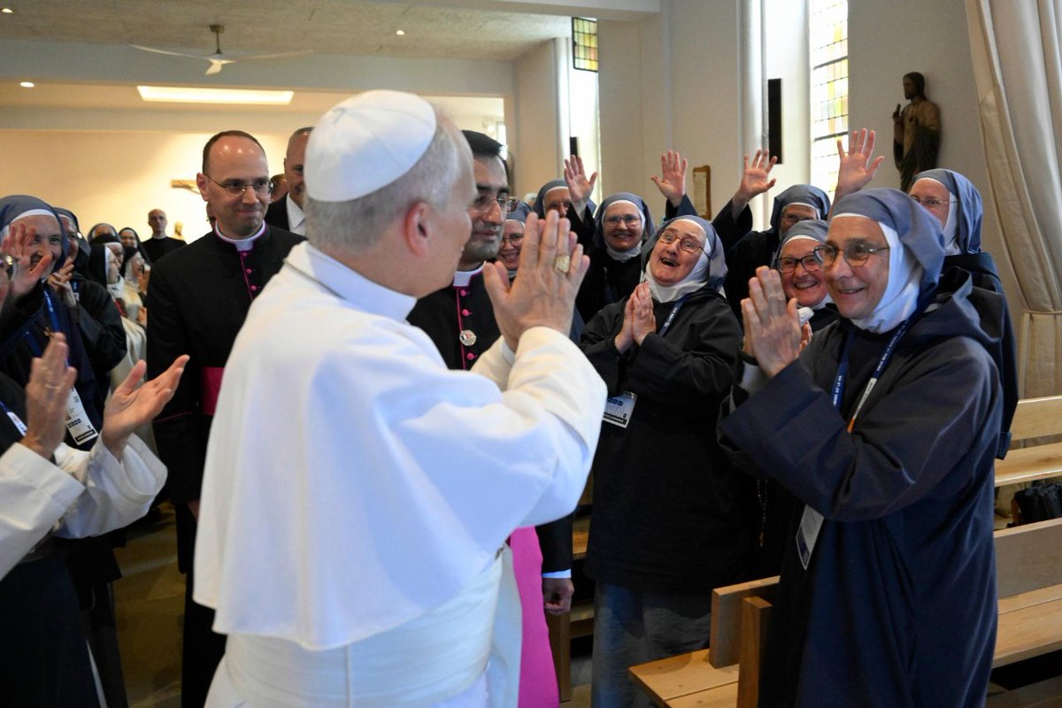 VaticanNews's tweet photo. Pope Leo meets with Carmelite nuns in Lourdes.

The nuns live in a monastery founded in 1876, just across from the Grotto of the Apparitions. They lead a contemplative life marked by prayer, silence, and fraternal communion. https://t.co/LQdWxpd43w