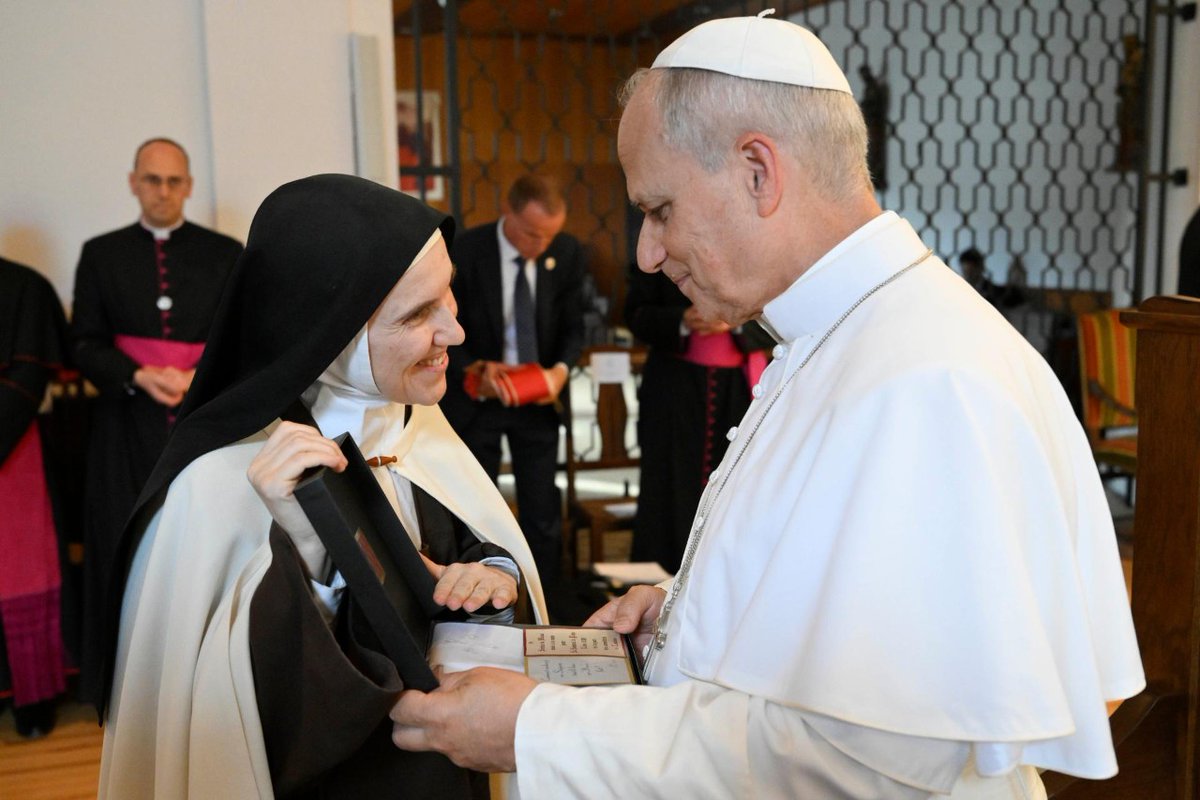 VaticanNews's tweet photo. Pope Leo meets with Carmelite nuns in Lourdes.

The nuns live in a monastery founded in 1876, just across from the Grotto of the Apparitions. They lead a contemplative life marked by prayer, silence, and fraternal communion. https://t.co/LQdWxpd43w