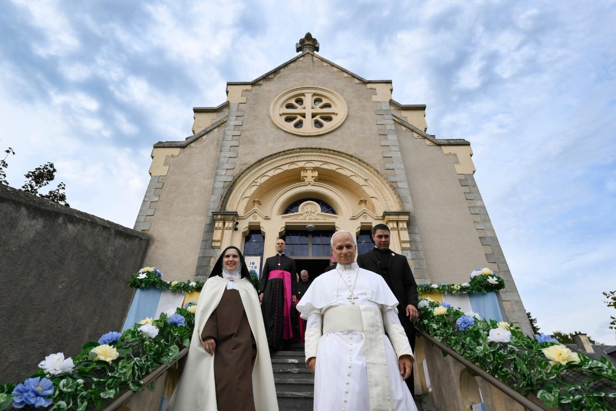 VaticanNews's tweet photo. Pope Leo meets with Carmelite nuns in Lourdes.

The nuns live in a monastery founded in 1876, just across from the Grotto of the Apparitions. They lead a contemplative life marked by prayer, silence, and fraternal communion. https://t.co/LQdWxpd43w