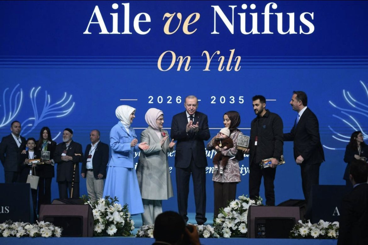 Berrnnaa1's tweet photo. @RTErdogan Sayın Cumhurbaşkanım @RTErdogan ailenin önemini dünyaya ilan eden bir Cumhurbaşkanı olarak bizlerin aile birliğini de düşündüğünüze eminiz, size güveniyoruz, arz ederiz. #AileninSesiCumhurunReisi https://t.co/THvFSCyRd7