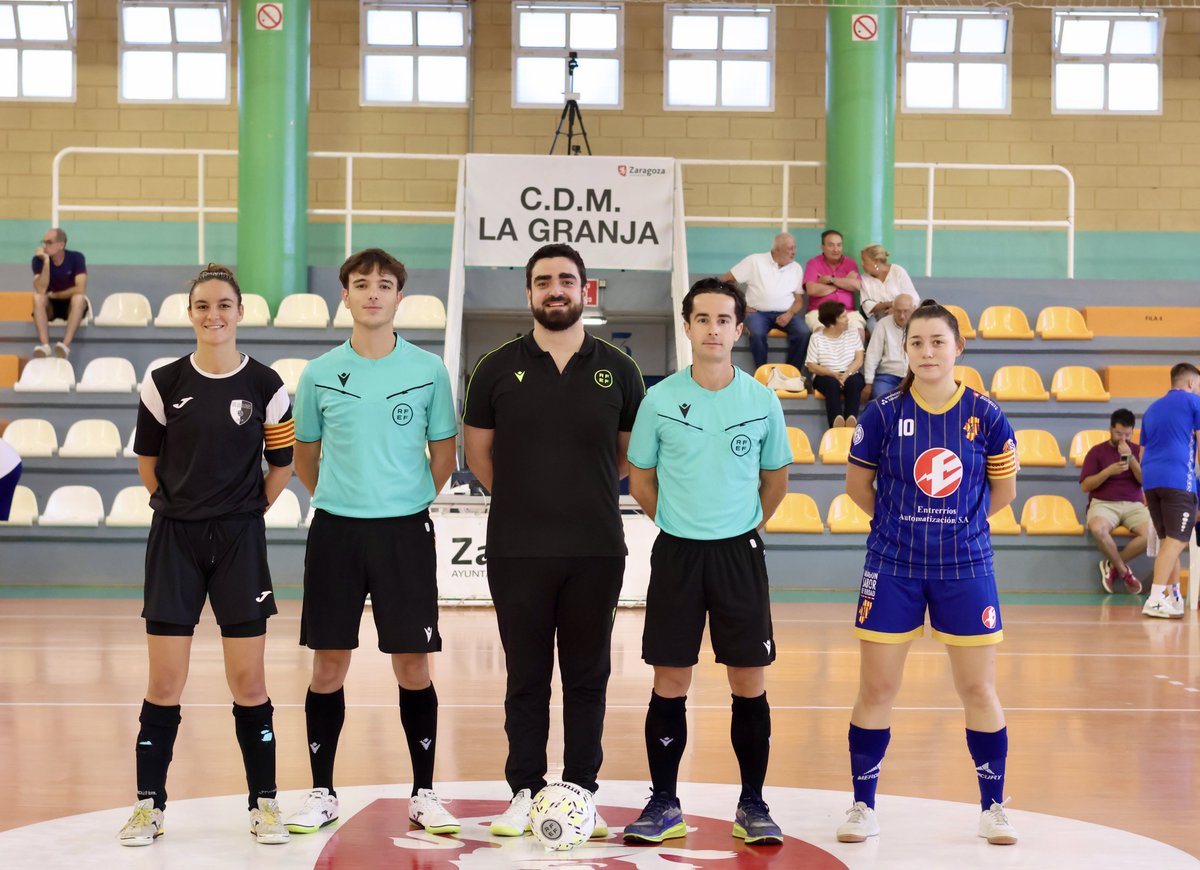 CoGAFS's tweet photo. 🏆 2ª División Fem. | Grupo 2 | Jª 2
👥 Pablo Bona / Marcos Nogueras
👤 Eduardo García
@EntrerriosAuto 🆚 @CFSLesGlories
📸 @fotografiadeportiva_bellido IG
#futsal #aretofutbola #futsalreferee #zaragoza #cogafs https://t.co/bzRIBRnIkG
