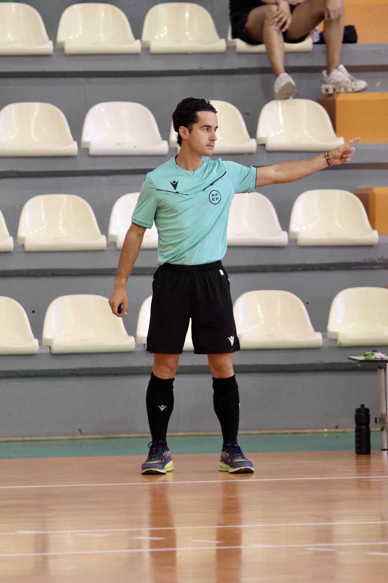 CoGAFS's tweet photo. 🏆 2ª División Fem. | Grupo 2 | Jª 2
👥 Pablo Bona / Marcos Nogueras
👤 Eduardo García
@EntrerriosAuto 🆚 @CFSLesGlories
📸 @fotografiadeportiva_bellido IG
#futsal #aretofutbola #futsalreferee #zaragoza #cogafs https://t.co/bzRIBRnIkG