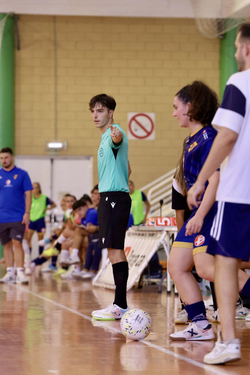 CoGAFS's tweet photo. 🏆 2ª División Fem. | Grupo 2 | Jª 2
👥 Pablo Bona / Marcos Nogueras
👤 Eduardo García
@EntrerriosAuto 🆚 @CFSLesGlories
📸 @fotografiadeportiva_bellido IG
#futsal #aretofutbola #futsalreferee #zaragoza #cogafs https://t.co/bzRIBRnIkG