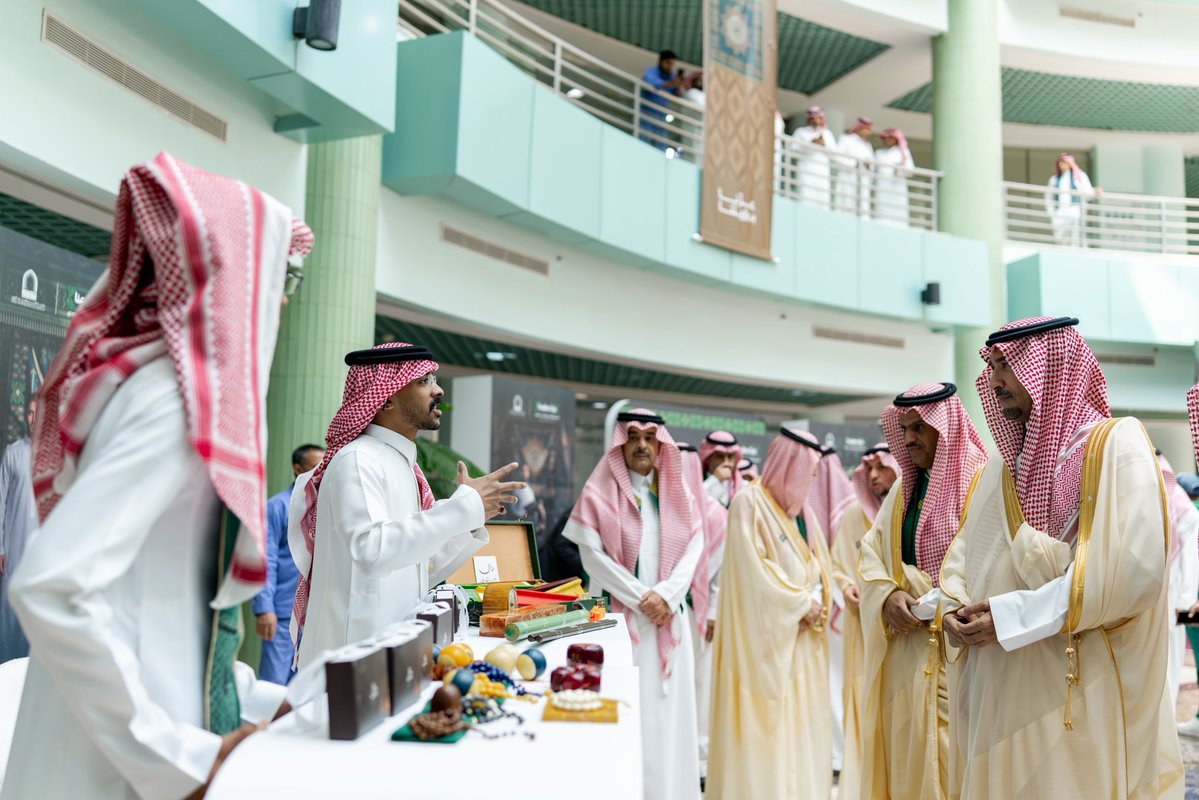 psau_edu_sa's tweet photo. برعاية سعادة رئيس #جامعة_الأمير_سطام، أ.د. عبدالله بن عبدالعزيز التميم، احتفت الجامعة اليوم الأحد بـ #اليوم_الوطني_السعودي، بحضور قياداتها وعدد كبير من منسوبيها وطلابها.
وتضمّن الحفل عددًا من الفقرات والفعاليات المتنوعة التي عكست اعتزاز الجامعة ومنسوبيها بوطنهم وقيادتهم، واستحضرت مسيرة المملكة الحافلة بالإنجازات وما تشهده من نهضة تنموية شاملة في مختلف المجالات.
#عزنا_بطبعنا