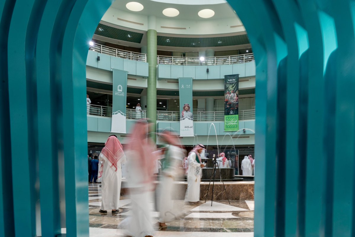 psau_edu_sa's tweet photo. برعاية سعادة رئيس #جامعة_الأمير_سطام، أ.د. عبدالله بن عبدالعزيز التميم، احتفت الجامعة اليوم الأحد بـ #اليوم_الوطني_السعودي، بحضور قياداتها وعدد كبير من منسوبيها وطلابها.
وتضمّن الحفل عددًا من الفقرات والفعاليات المتنوعة التي عكست اعتزاز الجامعة ومنسوبيها بوطنهم وقيادتهم، واستحضرت مسيرة المملكة الحافلة بالإنجازات وما تشهده من نهضة تنموية شاملة في مختلف المجالات.
#عزنا_بطبعنا