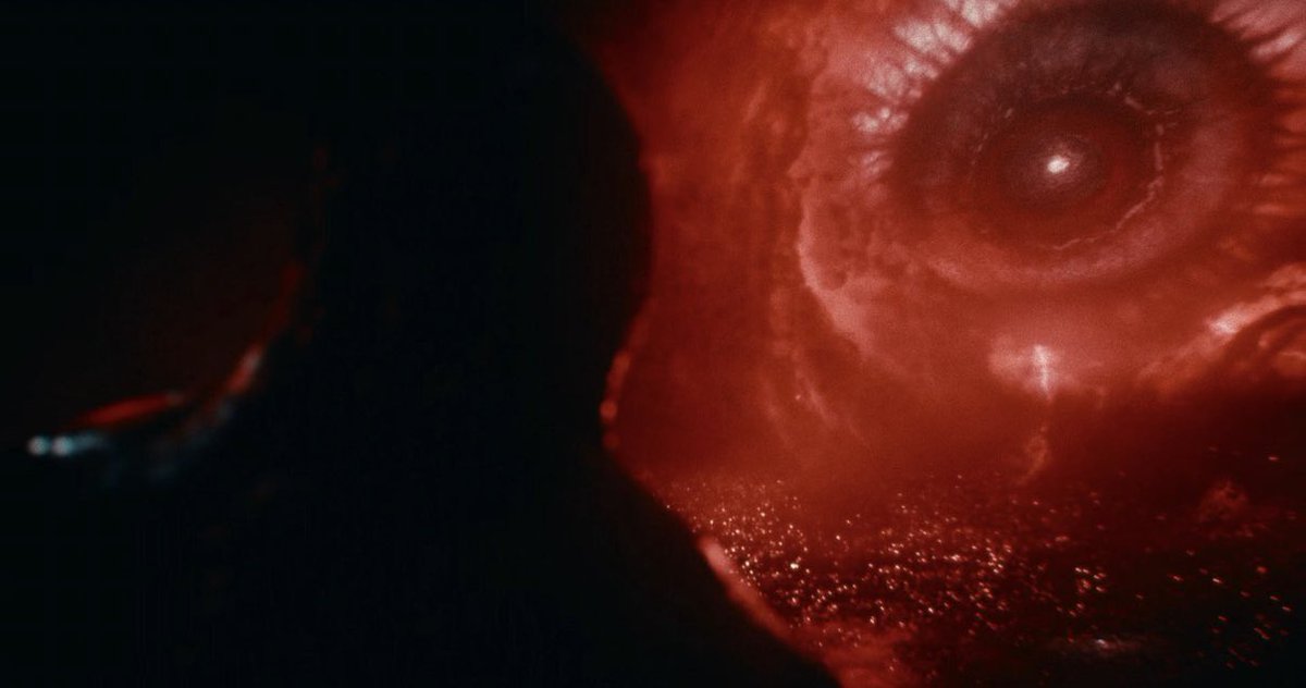 Rotten_movie's tweet photo. IRON LUNG 星も惑星も人類も消えた後の世界で囚人が溶接された潜水艦に閉じ込められ血の海を進むがやがて巨大な何かが外側から噛みついてくるSFホラー　見えない深海、きしむ鉄、浸み出す血、無線の向こうの声だけを頼りに閉所と宇宙の絶望が一つの船体に詰め込まれた恐ろしい作品だった。超オススメ！ https://t.co/8x4ZMbHXDJ