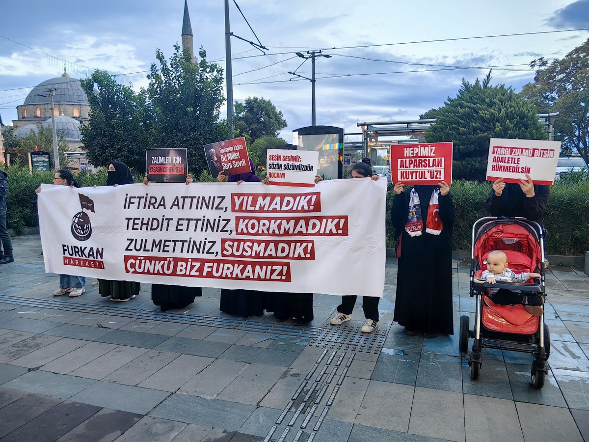 07furkanhareket's tweet photo. HUKUKSUZLUKLARA BOYUN EĞMİYORUZ!

Haksızlığı kabullenmiyoruz, hukuksuzluğu normalleştirmiyoruz! Hocamız ve kardeşlerimiz için adalet talebimizi her yerde dile getirmeye devam edeceğiz!

#YargıEliyleZulüm
AkpUlkeye NeKazandırdı
AkpDönemi ZulümDönemi https://t.co/RWM3rwOucF