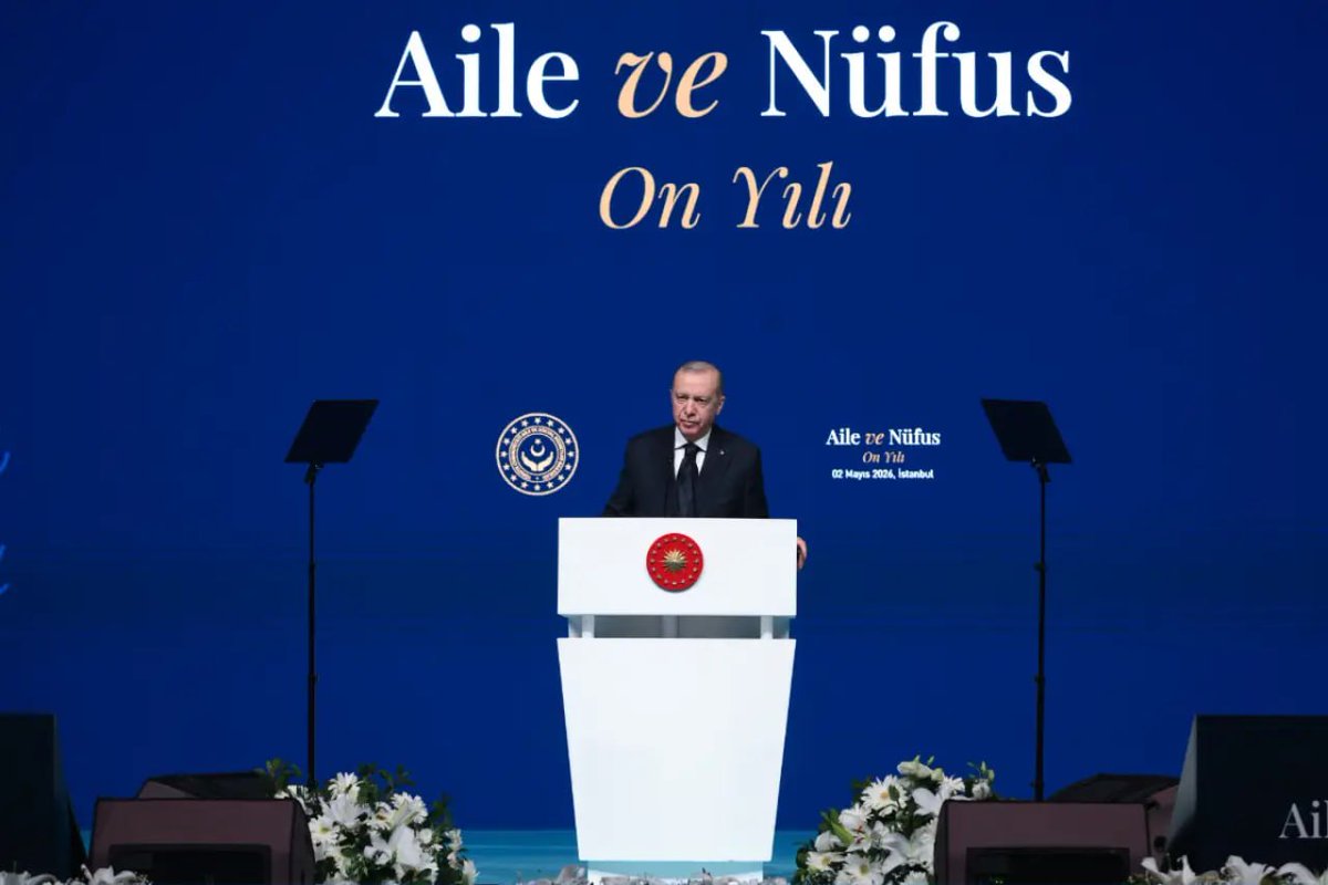 kadyuksel's tweet photo. Sayın Emine Erdoğan Hanımefendi; çocukların anne ve babalarıyla aynı sofrada, aynı yuvada büyümesi en güzel temennilerimizden biridir. Protokol kapsamında aile birliği konusunda gösterilen hassasiyetin farklı şehirlerde görev yapan öğretmen aileleri için de eşitlik anlayışıyla değerlendirilmesine ve sesimizin duyulmasına vesile olmanızı rica ediyoruz. Ayrıcalık değil, eşitlik istiyoruz. @tcbestepe @tcmeb @tcailesosyal @iletisim @mebpgm #AileninSesiCumhurunReisi