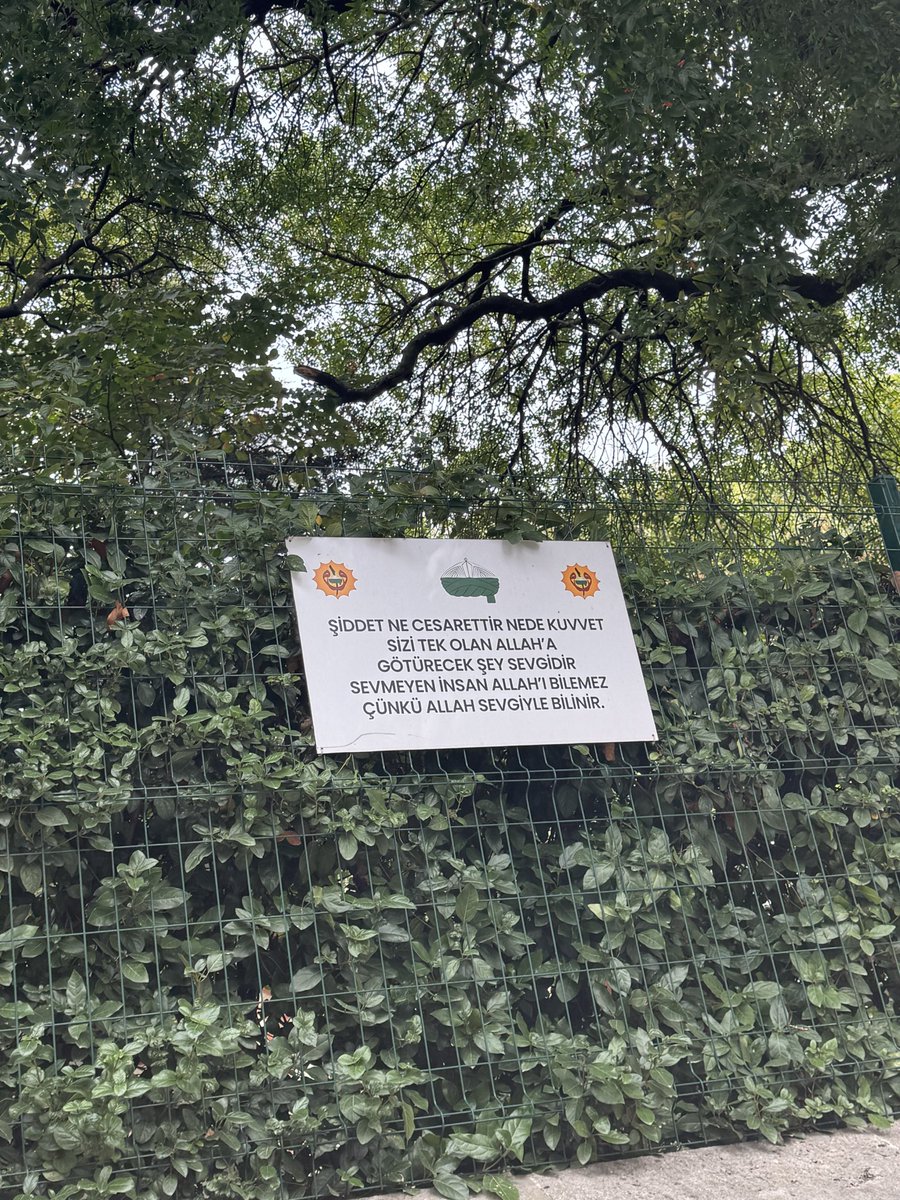 sareduzdemir's tweet photo. Bugün ki nasiplerimden biride  Pir Abdulmecid Sivâsi hazretlerini ziyaret etmek oldu..Hayattayken hanımının mahremiyetine nasıl dikkat ettiyse, vefatlarından sonra da komşuluk ettikleri o dar-ı bekada aynı edep perdesini korumuş.. erkekler hanımının tarafına geçemiyor.. +++ https://t.co/oZIyrNaU6z