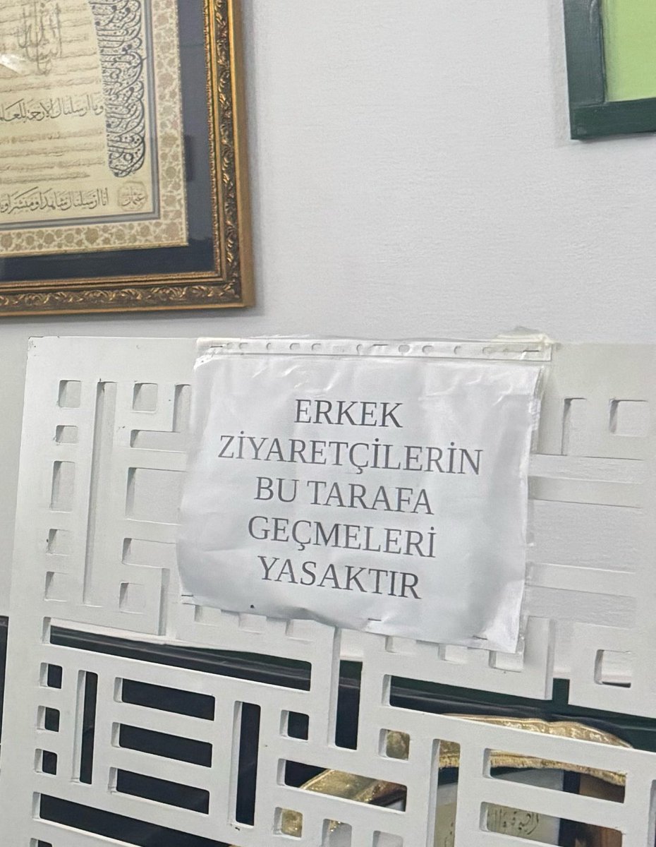 sareduzdemir's tweet photo. Bugün ki nasiplerimden biride  Pir Abdulmecid Sivâsi hazretlerini ziyaret etmek oldu..Hayattayken hanımının mahremiyetine nasıl dikkat ettiyse, vefatlarından sonra da komşuluk ettikleri o dar-ı bekada aynı edep perdesini korumuş.. erkekler hanımının tarafına geçemiyor.. +++ https://t.co/oZIyrNaU6z