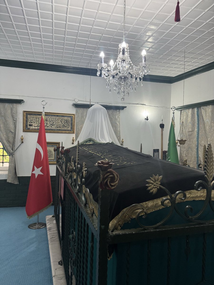 sareduzdemir's tweet photo. Bugün ki nasiplerimden biride  Pir Abdulmecid Sivâsi hazretlerini ziyaret etmek oldu..Hayattayken hanımının mahremiyetine nasıl dikkat ettiyse, vefatlarından sonra da komşuluk ettikleri o dar-ı bekada aynı edep perdesini korumuş.. erkekler hanımının tarafına geçemiyor.. +++ https://t.co/oZIyrNaU6z