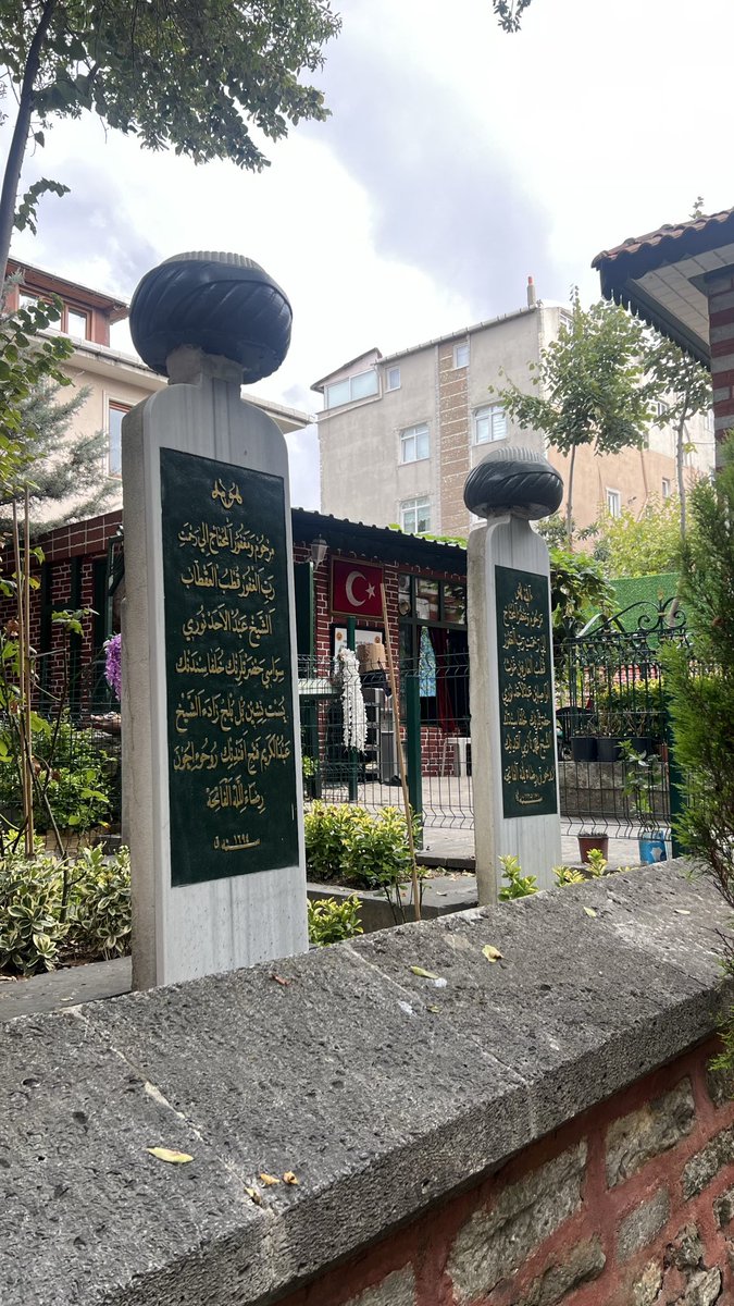 sareduzdemir's tweet photo. Bugün ki nasiplerimden biride  Pir Abdulmecid Sivâsi hazretlerini ziyaret etmek oldu..Hayattayken hanımının mahremiyetine nasıl dikkat ettiyse, vefatlarından sonra da komşuluk ettikleri o dar-ı bekada aynı edep perdesini korumuş.. erkekler hanımının tarafına geçemiyor.. +++ https://t.co/oZIyrNaU6z