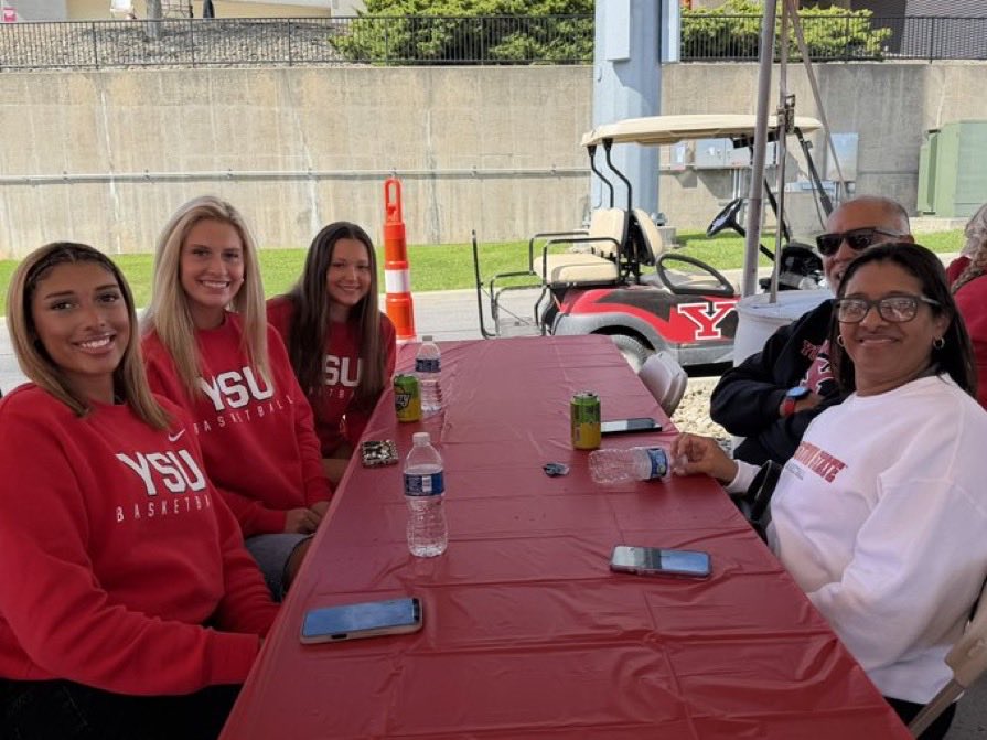 CoachJackson21's tweet photo. Fun weekend hosting our current & future 🐧❤️family‼️#FAMILYweekend #ONE
Thanks @Jay_Bake91 for the snacks! 🥨 https://t.co/cqMMfHiLtf