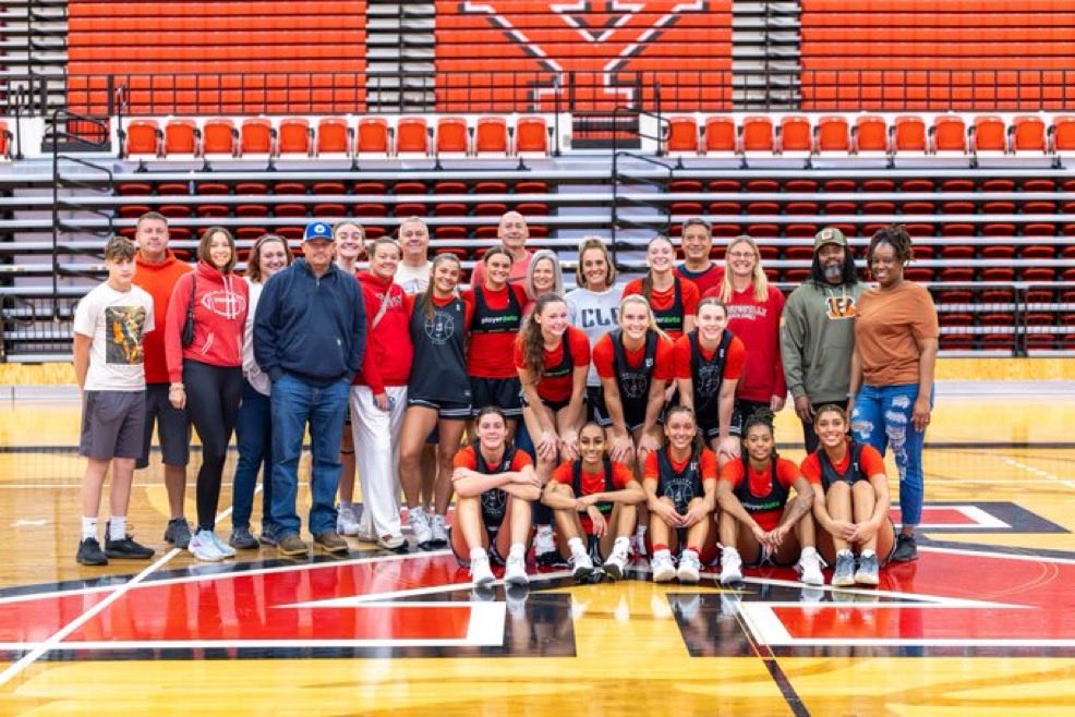 CoachJackson21's tweet photo. Fun weekend hosting our current & future 🐧❤️family‼️#FAMILYweekend #ONE
Thanks @Jay_Bake91 for the snacks! 🥨 https://t.co/cqMMfHiLtf