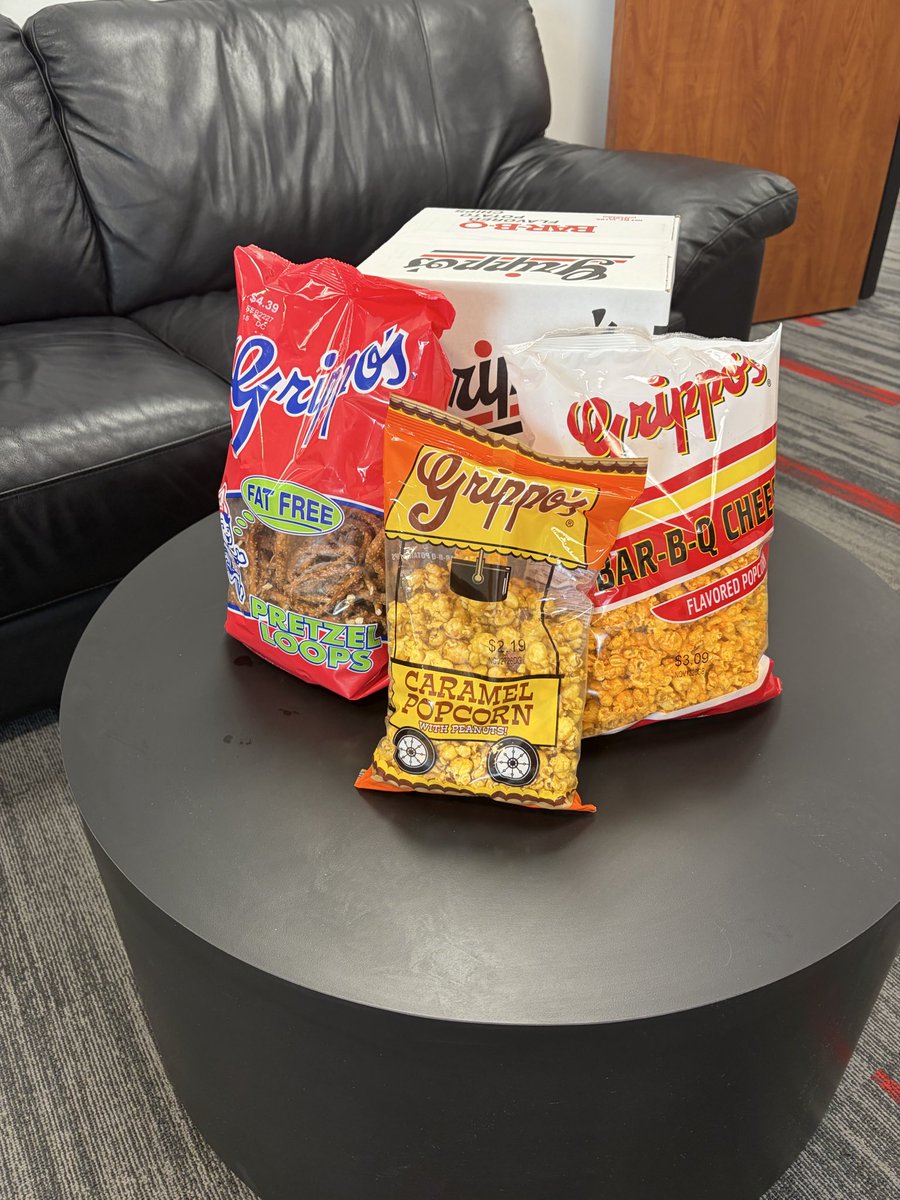 CoachJackson21's tweet photo. Fun weekend hosting our current & future 🐧❤️family‼️#FAMILYweekend #ONE
Thanks @Jay_Bake91 for the snacks! 🥨 https://t.co/cqMMfHiLtf