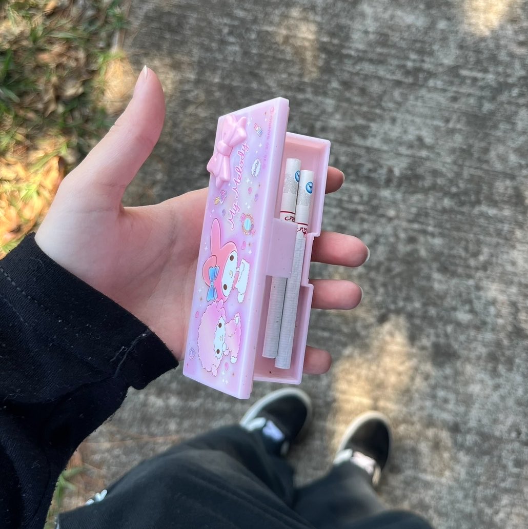 gambletchi's tweet photo. nao queria ser a dodói da brincadeira mas eh meu porta cigarro avulso https://t.co/9KX2uwjFg5