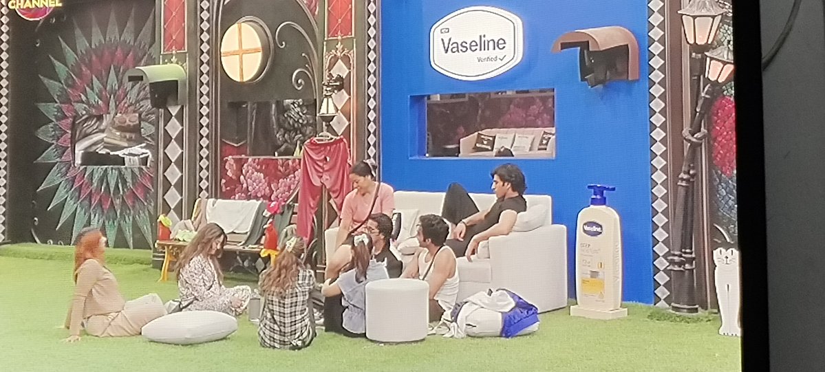AajizGayoor's tweet photo. Live Feed Update 🚨

#WKV praised Qazi and suddenly the whole gang found their way into his circle. 😂
The switch-up is LOUD.
Too bad Qazi is smart enough to see the fake faces. 🎯

#QaziTouqeer #BiggBoss20 #BB20 https://t.co/Rd1Xu5AnWa
