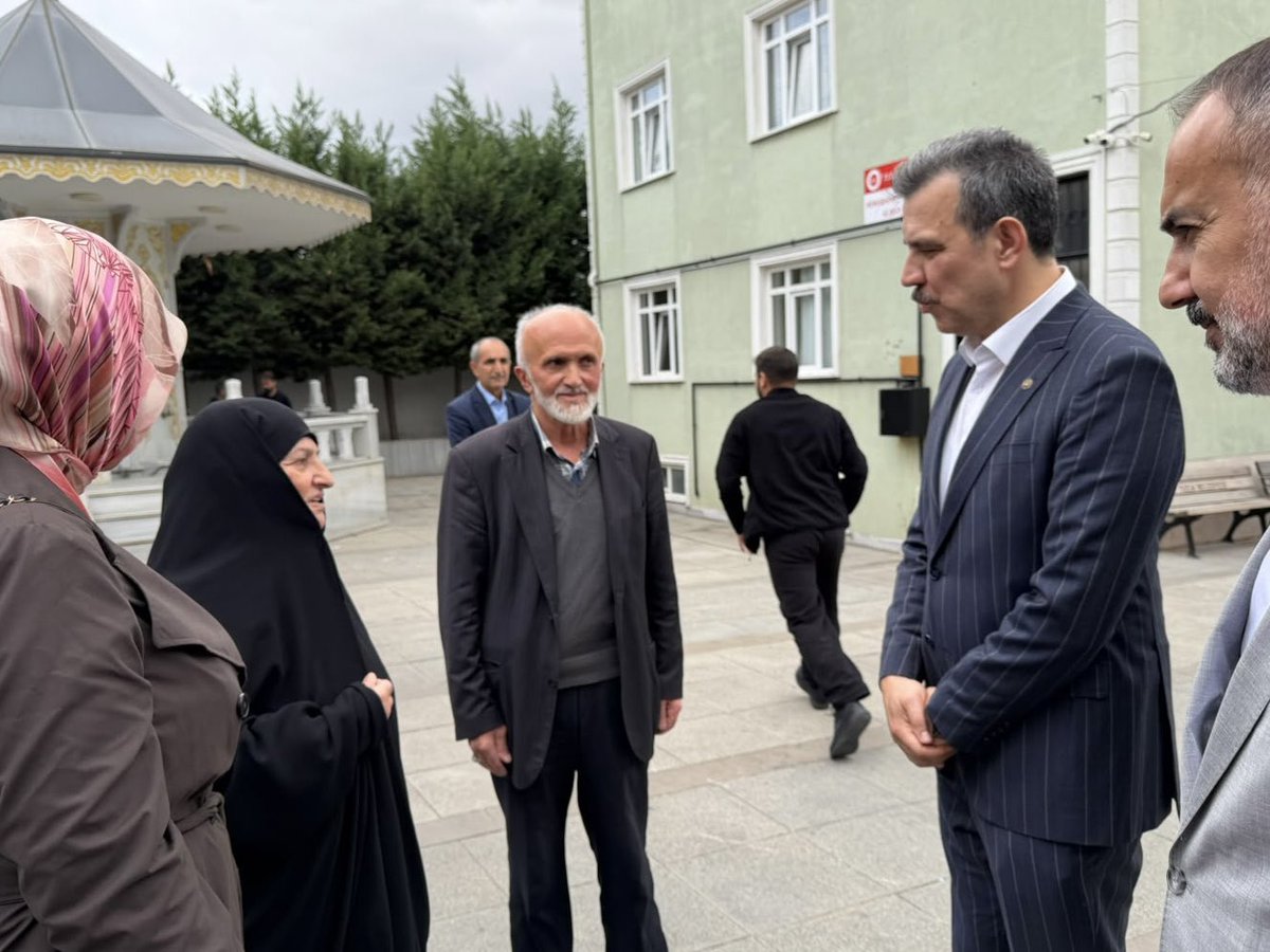drmustafaesgin's tweet photo. 🇹🇷 Türkiye Yüzyılı Buluşmaları

İstanbul Tuzla Mimar Sinan Mahallesindeki Gümüşpınar Camii cemaatimiz olan dernek yönetimimizle biraraya gelerek Cumhurbaşkanımız ve Genel Başkanımız Sayın Recep Tayyip Erdoğan’ın selamlarını ilettik. 

Mahalle Muhtarımız Erkan Arslan ziyaretimizde vatandaşlarımız temel beklentilerini ele aldık.

Mahallemizde şehidimiz Bahadırhan Solak'ın babası Mehmet amcamızı ziyaret ettik.

Tuzla Mimar Sinan Mahallesinde bizleri samimiyetle karşılayan tüm vatandaşlarımıza teşekkür ediyorum.

Birliğimiz ve beraberliğimiz daim olsun.