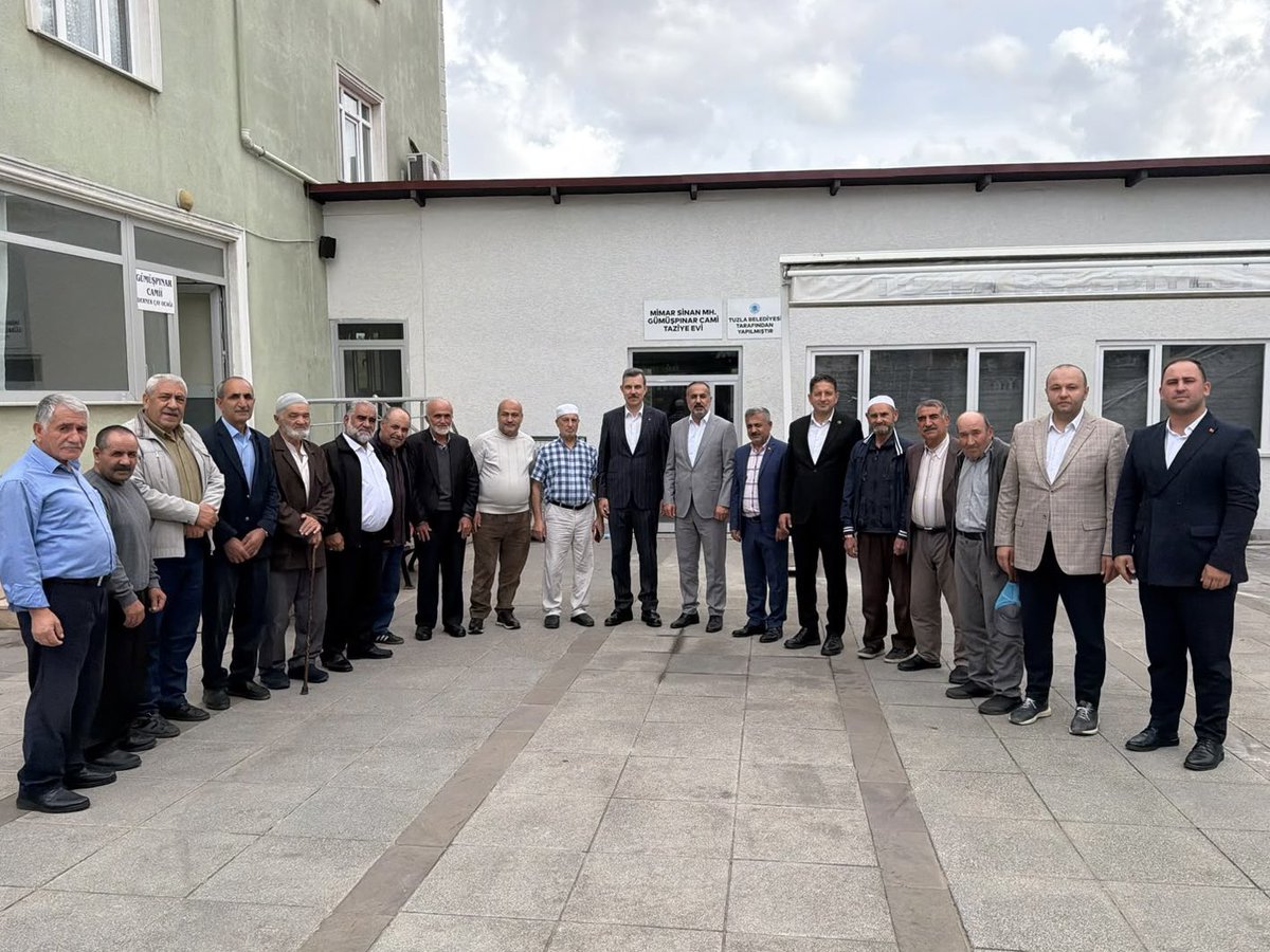 drmustafaesgin's tweet photo. 🇹🇷 Türkiye Yüzyılı Buluşmaları

İstanbul Tuzla Mimar Sinan Mahallesindeki Gümüşpınar Camii cemaatimiz olan dernek yönetimimizle biraraya gelerek Cumhurbaşkanımız ve Genel Başkanımız Sayın Recep Tayyip Erdoğan’ın selamlarını ilettik. 

Mahalle Muhtarımız Erkan Arslan ziyaretimizde vatandaşlarımız temel beklentilerini ele aldık.

Mahallemizde şehidimiz Bahadırhan Solak'ın babası Mehmet amcamızı ziyaret ettik.

Tuzla Mimar Sinan Mahallesinde bizleri samimiyetle karşılayan tüm vatandaşlarımıza teşekkür ediyorum.

Birliğimiz ve beraberliğimiz daim olsun.