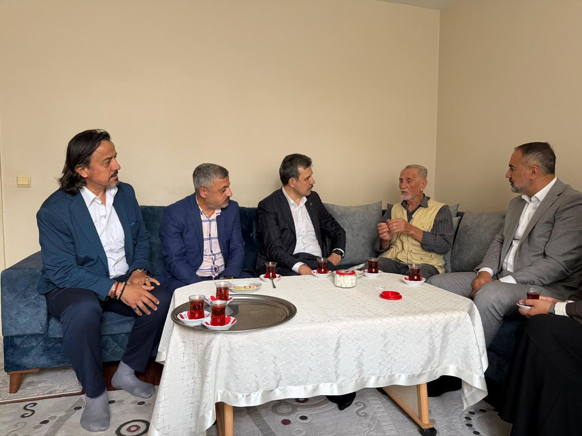 drmustafaesgin's tweet photo. 🇹🇷 Türkiye Yüzyılı Buluşmaları

İstanbul Tuzla Mimar Sinan Mahallesindeki Gümüşpınar Camii cemaatimiz olan dernek yönetimimizle biraraya gelerek Cumhurbaşkanımız ve Genel Başkanımız Sayın Recep Tayyip Erdoğan’ın selamlarını ilettik. 

Mahalle Muhtarımız Erkan Arslan ziyaretimizde vatandaşlarımız temel beklentilerini ele aldık.

Mahallemizde şehidimiz Bahadırhan Solak'ın babası Mehmet amcamızı ziyaret ettik.

Tuzla Mimar Sinan Mahallesinde bizleri samimiyetle karşılayan tüm vatandaşlarımıza teşekkür ediyorum.

Birliğimiz ve beraberliğimiz daim olsun.