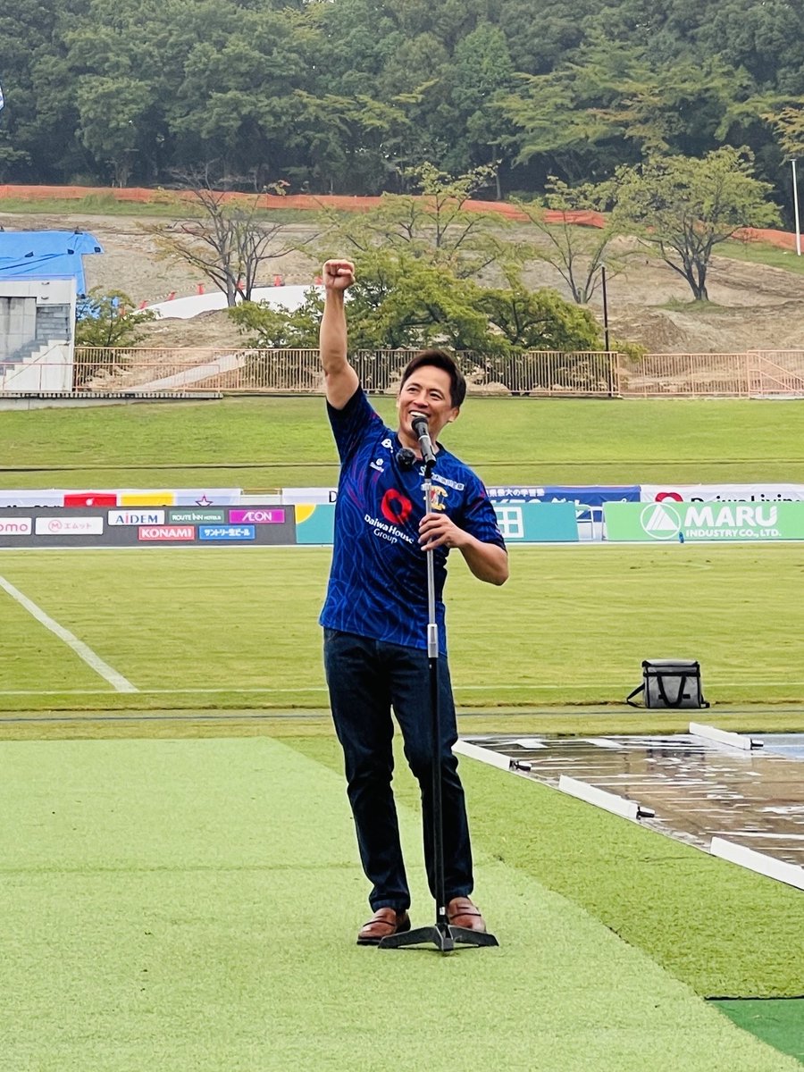nomura60kg's tweet photo. DAIWA HOUSE GROUP DAY ⚽️🏀❤️

大和ハウス工業アンバサダー「ハート大使」として、大和ハウスが協賛する奈良クラブとバンビシャス奈良のホームゲームへ。
試合前には大和ハウスのブースやキッチンカーなどを視察し、試合ではそれぞれのチームを応援してきました🔥

奈良クラブ⚽️
試合前にピッチから皆さんへご挨拶。4-1の快勝で、ゴールが決まるたびに会場も大盛り上がりでした🙌

バンビシャス奈良🏀
コートサイドからMCの方と会場を盛り上げ、ハーフタイムにはフリースローにも挑戦しました。応援に行った開幕戦は惜しくも敗れましたが、翌日の第2戦では見事リベンジ👏

スポーツが生み出す熱気や一体感、みんなで応援する楽しさ。喜んだり悔しがったり、いろんな感情を共有できるのもスポーツの魅力。やっぱ、スポーツっていいね😊

奈良クラブ、バンビシャス奈良、大和ハウスの皆さん、そして声をかけてくださった皆さん、ありがとうございました。
