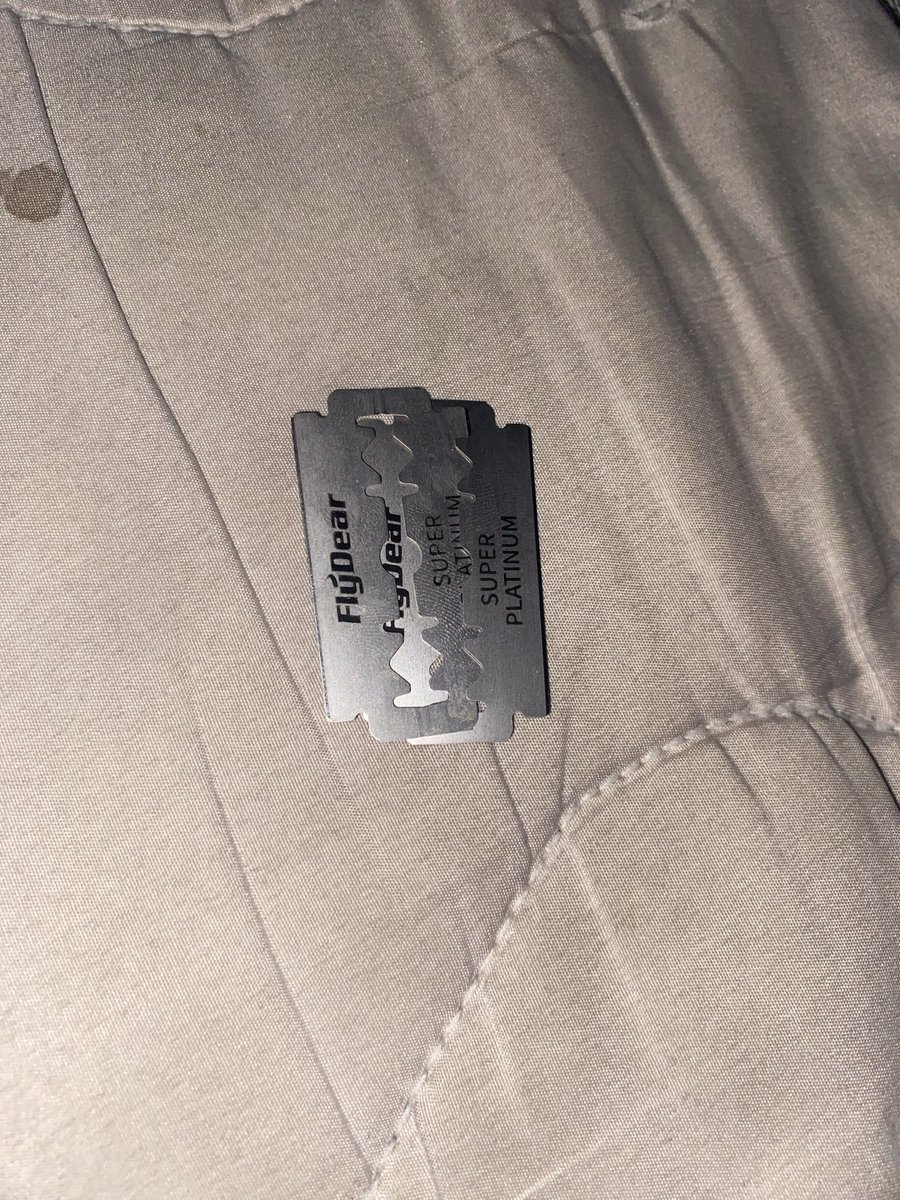 lainesdead's tweet photo. was abt to relapse, whyd my blade turn into a still life 😭 #ouchietwt #shedrtwt #slittwt https://t.co/lqFfJISoSm