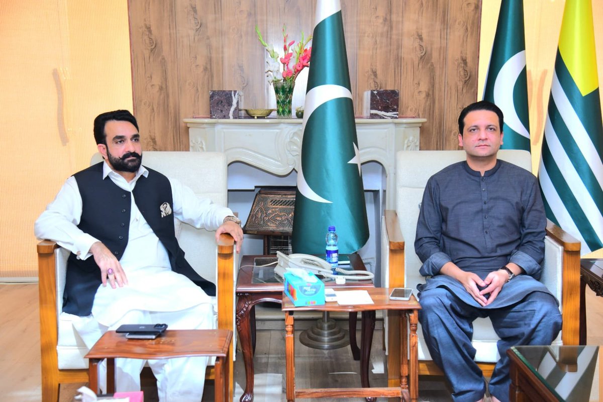 Rajasherafgan's tweet photo. جناب وزیراعظم آزاد جموں و کشمیر  افتخار گیلانی سے  ملاقات 100 روزہ  پلان  پر  تفصیلی گفتگو 
انشاءاللہ اب  کشمیر  ترقی  کرے  گا 
@pmln_org https://t.co/RGsRYwG1SN