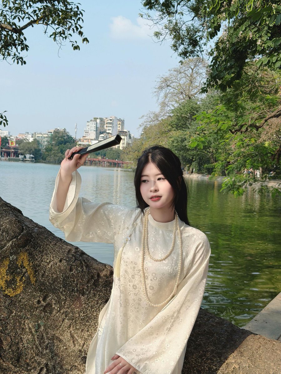 Mia_Linh01's tweet photo. Xin phép hôm nay được hóa thân thành cô hội đồng một bữa nhaaa 🤭✨

Khoác lên mình chút nét cổ điển, thêm một ánh nhìn nhẹ nhẹ là tự nhiên thấy mình có khí chất khác hẳn luôn á 😆💛

Cô hội đồng này không biết có quyền lực không, chứ độ đáng yêu thì em xin phép tự tin một chút nha 😂🌷

Mọi người thấy phiên bản này có đáng được yêu không ạaa? Hay phải “duyệt đơn” rồi mới được thương taaa? 📜✨