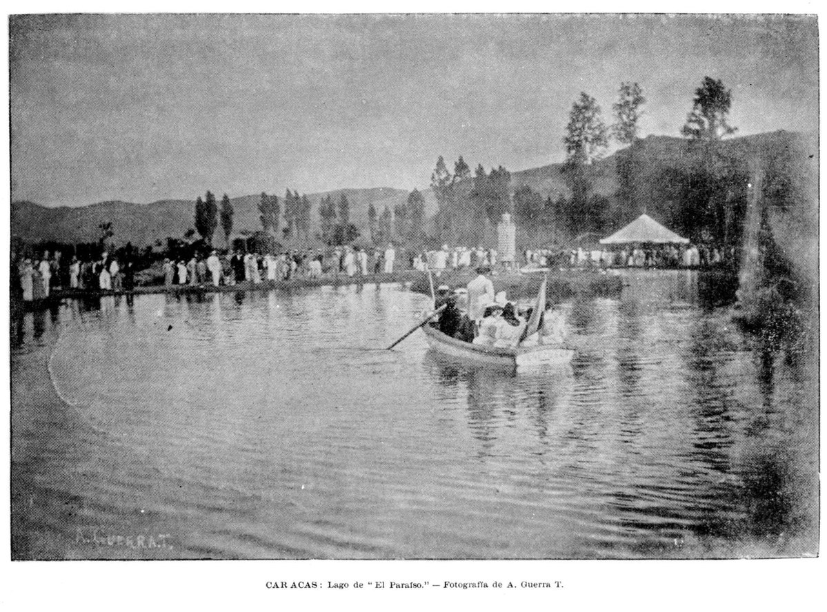 CojoIlustrado's tweet photo. EL PARAÍSO, diciembre de 1900, después del terremoto:

Una tarde de animación transcurre junto al lago de El Paraíso, uno de los paseos que comienzan a atraer a los caraqueños fuera del antiguo núcleo de la ciudad.

El Cojo Ilustrado recoge esta escena en diciembre de 1900 y señala una circunstancia excepcional. A causa de los recientes temblores, numerosas familias caraqueñas se han refugiado en estos terrenos, levantando tiendas y barracas que, durante las noches de luna, según la pintoresca expresión de la revista, «semejaban un aduar».

El Paraíso todavía conserva buena parte de su carácter campestre. Sin embargo, estos terrenos comienzan a representar una nueva dirección en el crecimiento de Caracas. La ciudad, durante siglos concentrada en torno a su antiguo trazado colonial, empieza a mirar hacia el oeste.

En los años siguientes, este paisaje cambiará profundamente. El Paraíso se convertirá en uno de los primeros grandes espacios residenciales modernos de Caracas. Las tradicionales casas de raíz hispánica, integradas en manzanas continuas y organizadas alrededor de patios, darán paso aquí a otra concepción de la vivienda: quintas y villas independientes, rodeadas de jardines y abiertas hacia el exterior, bajo influencias arquitectónicas europeas y estadounidenses.

Pero todo eso pertenece todavía al futuro.

En diciembre de 1900, El Paraíso que contempla el fotógrafo A. Guerra T. es todavía este: agua, árboles, montañas, paseantes y una Caracas que comienza, lentamente, a extenderse más allá de sus antiguos límites.

📖 El Cojo Ilustrado, diciembre de 1900.
📷 Fotografía: A. Guerra T.