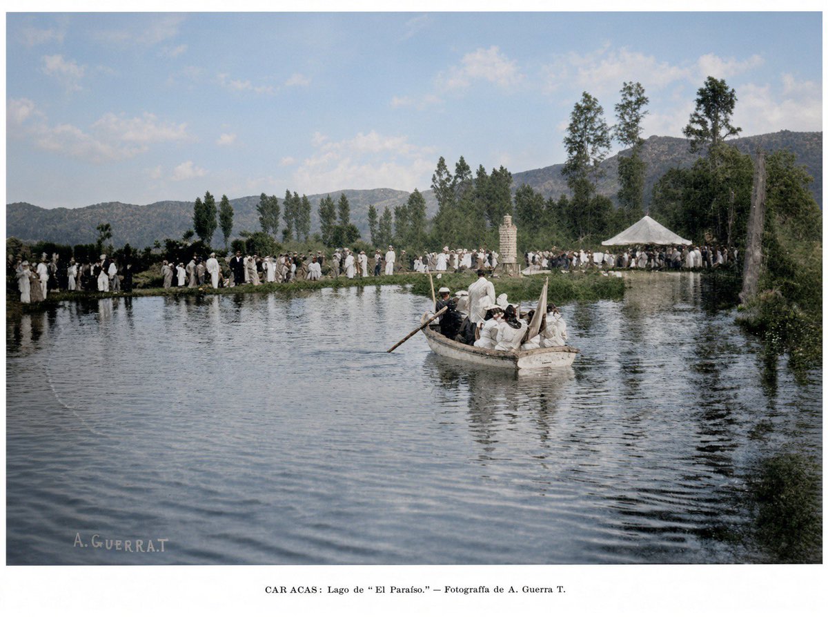 CojoIlustrado's tweet photo. EL PARAÍSO, diciembre de 1900, después del terremoto:

Una tarde de animación transcurre junto al lago de El Paraíso, uno de los paseos que comienzan a atraer a los caraqueños fuera del antiguo núcleo de la ciudad.

El Cojo Ilustrado recoge esta escena en diciembre de 1900 y señala una circunstancia excepcional. A causa de los recientes temblores, numerosas familias caraqueñas se han refugiado en estos terrenos, levantando tiendas y barracas que, durante las noches de luna, según la pintoresca expresión de la revista, «semejaban un aduar».

El Paraíso todavía conserva buena parte de su carácter campestre. Sin embargo, estos terrenos comienzan a representar una nueva dirección en el crecimiento de Caracas. La ciudad, durante siglos concentrada en torno a su antiguo trazado colonial, empieza a mirar hacia el oeste.

En los años siguientes, este paisaje cambiará profundamente. El Paraíso se convertirá en uno de los primeros grandes espacios residenciales modernos de Caracas. Las tradicionales casas de raíz hispánica, integradas en manzanas continuas y organizadas alrededor de patios, darán paso aquí a otra concepción de la vivienda: quintas y villas independientes, rodeadas de jardines y abiertas hacia el exterior, bajo influencias arquitectónicas europeas y estadounidenses.

Pero todo eso pertenece todavía al futuro.

En diciembre de 1900, El Paraíso que contempla el fotógrafo A. Guerra T. es todavía este: agua, árboles, montañas, paseantes y una Caracas que comienza, lentamente, a extenderse más allá de sus antiguos límites.

📖 El Cojo Ilustrado, diciembre de 1900.
📷 Fotografía: A. Guerra T.