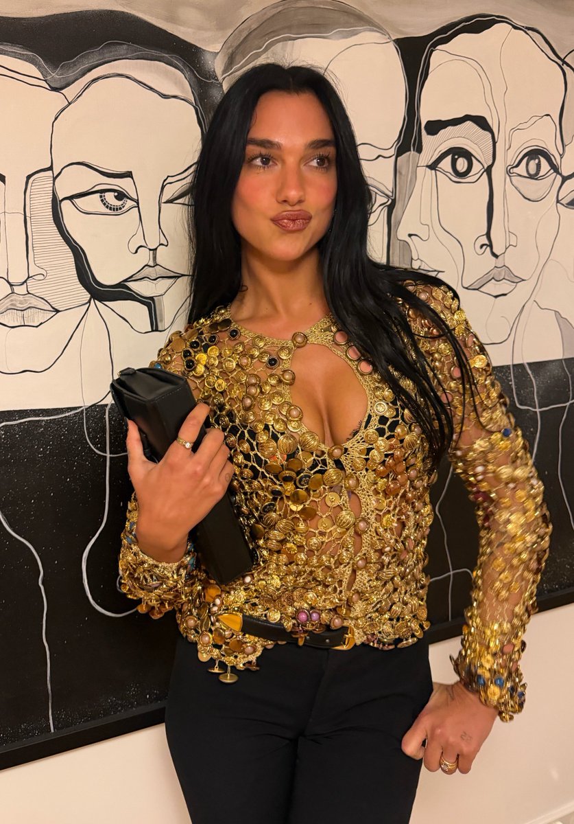addictionlipa's tweet photo. dua lipa is actually art https://t.co/5eOx58Tocq