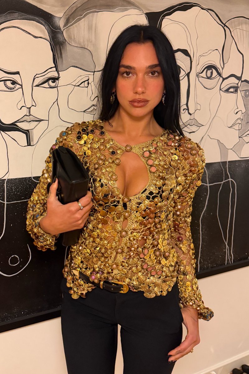 addictionlipa's tweet photo. dua lipa is actually art https://t.co/5eOx58Tocq