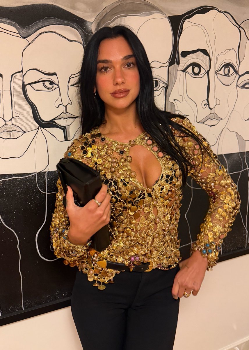 addictionlipa's tweet photo. dua lipa is actually art https://t.co/5eOx58Tocq