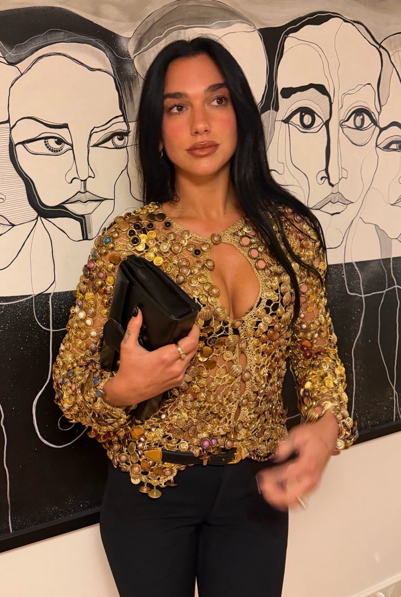 addictionlipa's tweet photo. dua lipa is actually art https://t.co/5eOx58Tocq