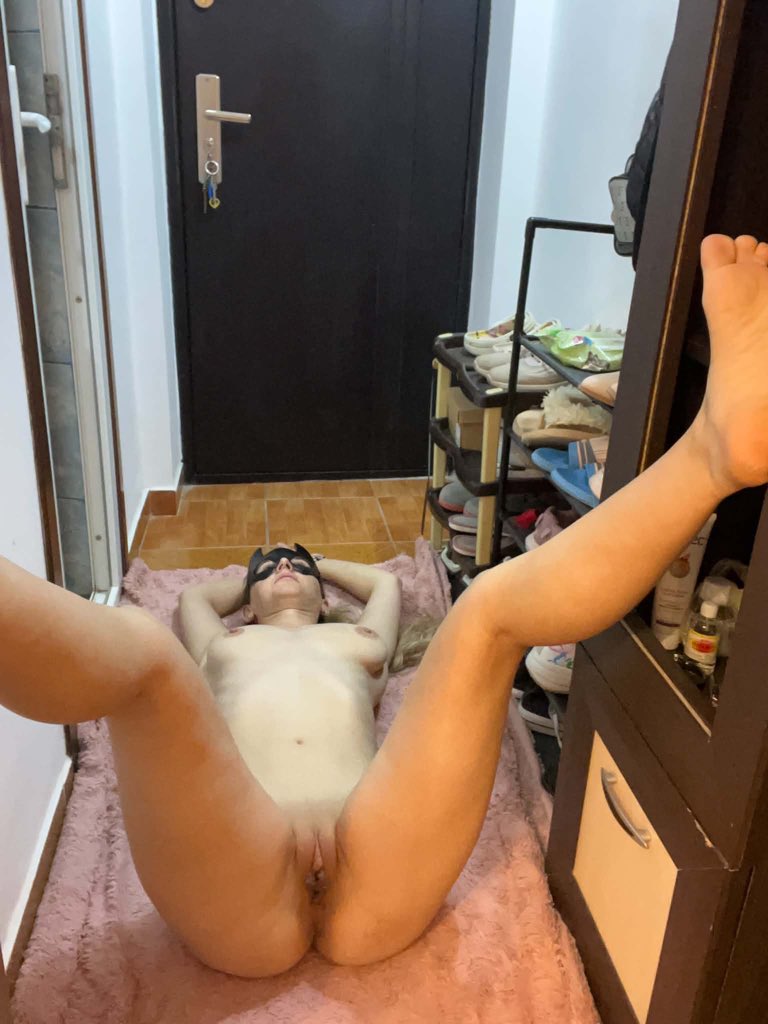 Scarlett2skc1's tweet photo. 🔥 SEPTEMBER 29 — MIDNIGHT IS WHEN THINGS GET HOT 🔥

From 12:00 AM to 3:00 AM — London time 🇬🇧, I’ll be going LIVE on my other page. 😈

💋 Joining the page is completely FREE.
🎁 A $10 tip unlocks the LIVE, where you can comment, suggest challenges and have a say in what my partner and I do next. 👀🔥

🔗 Check the OnlyFans page in my bio for more.

❤️‍🔥 And if you want to support me, reposting this post on your account would help me enormously! Every repost means a lot. 🫶

September 29 | 12:00 AM–3:00 AM | London Time 🇬🇧

Save the date… you might want to stay up late for this one. 😈🔥