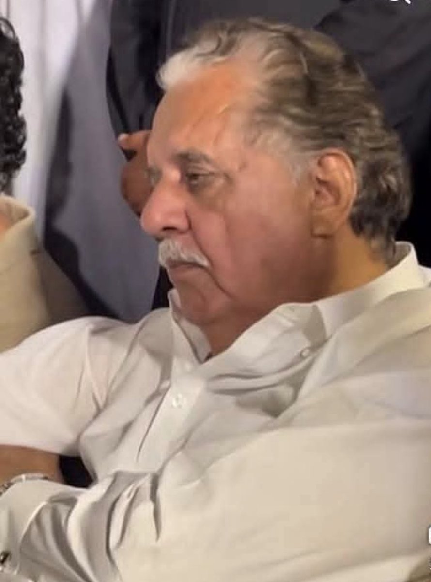 RashidNasrulah's tweet photo. یہ بھائی صاحب چلے تھے میاں نواز شریف کے شیر کو ہرانے۔ میاں نواز شریف ایک حقیقت ہے۔ اسے مائینس کرنے والے کئی آئے اور کئی گئے۔ وہ آج بھی سیاست کا سلطان ہے۔ https://t.co/d9F0eBWE72