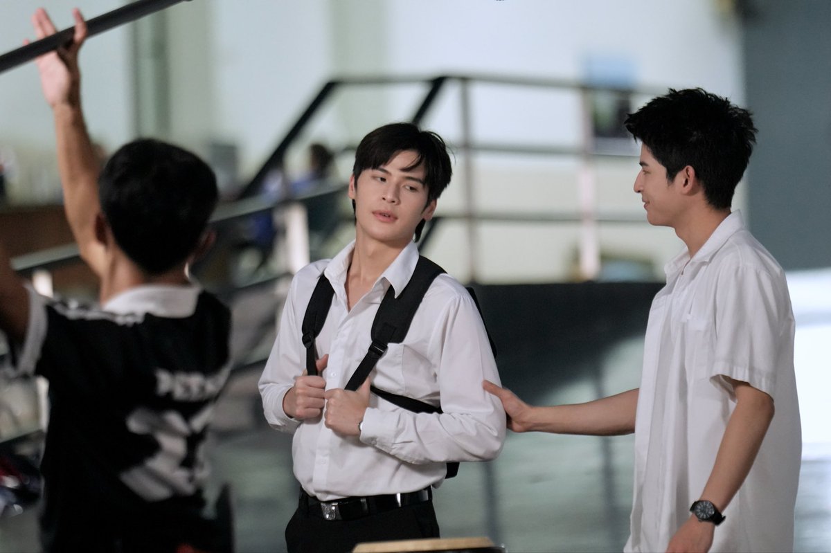 RoommateChaos's tweet photo. ไอ่หนุ่มลูก ทำไมไม่เข้าไปคุยในห้องกันดีๆ 
#RoommateChaosQ8 🚪🛏️

Q8 l Roommate Chaos หอในหัวใจวุ่นรัก
#RoommateChaos
#GMMTV
@mmarkpkk @Tpkkrubs https://t.co/6tQOJVGVp3