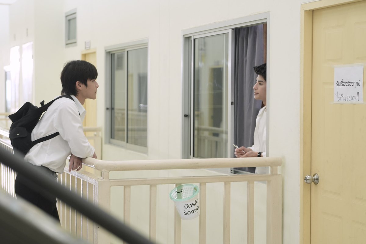 RoommateChaos's tweet photo. ไอ่หนุ่มลูก ทำไมไม่เข้าไปคุยในห้องกันดีๆ 
#RoommateChaosQ8 🚪🛏️

Q8 l Roommate Chaos หอในหัวใจวุ่นรัก
#RoommateChaos
#GMMTV
@mmarkpkk @Tpkkrubs https://t.co/6tQOJVGVp3