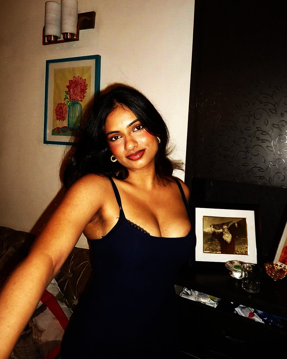 baddiesforshow's tweet photo. NAME- NATALIE JOSEPH
UNIVERSITY-  MIRANDA HOUSE , DU   
AGE -20  
HOMETOWN - DELHI
FEATURES-  BUSTY TITS , MOSTLY C CUPS ,MOMMY LOOKS, DARK STUBBLE ARMPITS

  #COLLEGESLUT #SEXY #DU #INDIANCOLLEGESLUT https://t.co/h1ZdaglwVy