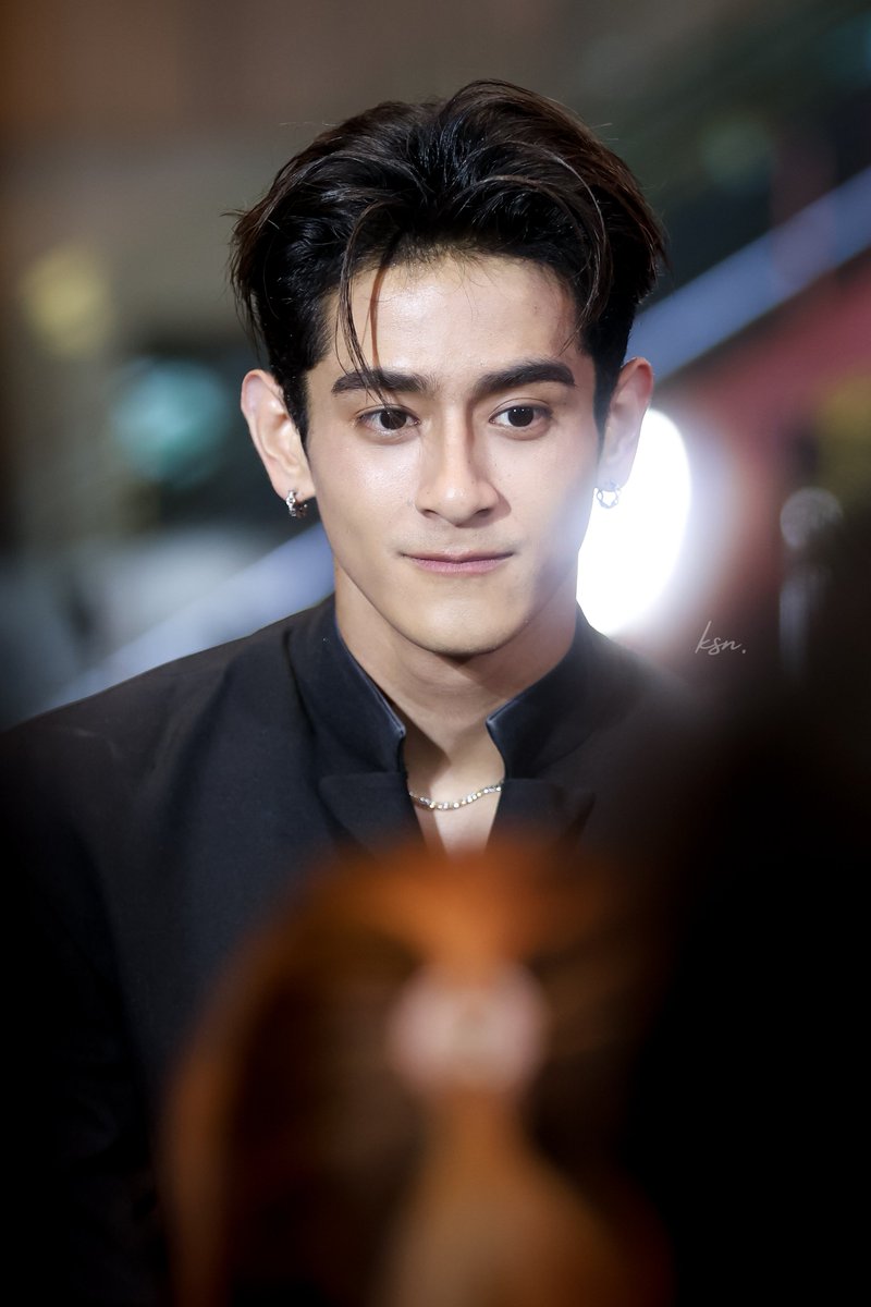 ksnsakasong's tweet photo. เคยบอกอ็อตโต้ตอ��ที่ไปหาเราที่งานรับปริญญา บอกว่าสิ่งหนึ่งที่พี่ชอบมากในตัวโต้คือเวลาออกงานโต้เก็บหมดแม้ว่าใครอยู่ข้างหลังสุด อยู่ไกลแค่ไหนโต้ก็มองทั่ว แฟนคลับใครไม่รู้ยิ้มให้เค้าไว้ก่อน

#FEEDxKHAOSOD2026xอีกา
#ottotkwp @ottotkwp

ผ่านมาปีกว่า จนวันนี้ โต้ก็ยังพิสูจน์ให้เห็นว่าโต้ยังรักษาสิ่งที่ดีสิ่งนี้ไว้ได้อยู่เสมอ และเก่งขึ้นทุกวันจริงๆ ชินกับการเป็นดาราแล้ววว 🤭

เป็นพระเอกเต็ม��ัวแล้วน้าาา พี่ภูมิใจกับทุกก้าวของโต้มากๆ เชื่อมั่นในตัวเองเยอะๆ นะ ในอนาคตเรายังไปได้สุดกว่านี้อีก

และตรงนั้นจะมีพี่คอยยืนยินดีอยู่หลังๆ ที่เดิมเหมือนเสมอแหละ

🥺❤️