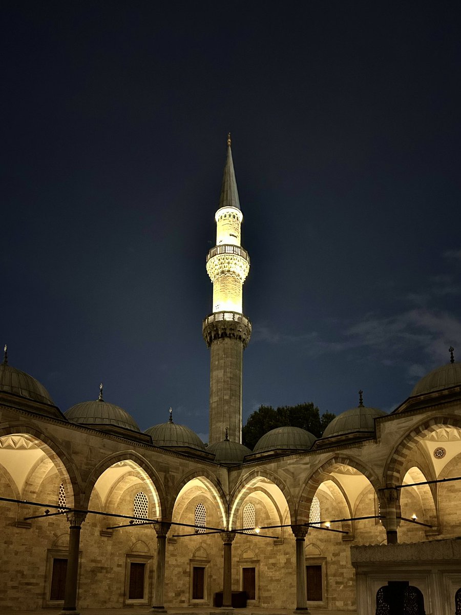 serazatane's tweet photo. Kabul et Süleyman, dünya bir hayaldir!

Soluduğun hava, bastığın toprak, içtiğin su, yandığın alev hayaldir, daimi sanma. 

📍Yatsı Vakti Süleymaniye’si https://t.co/lh6hOzolEW
