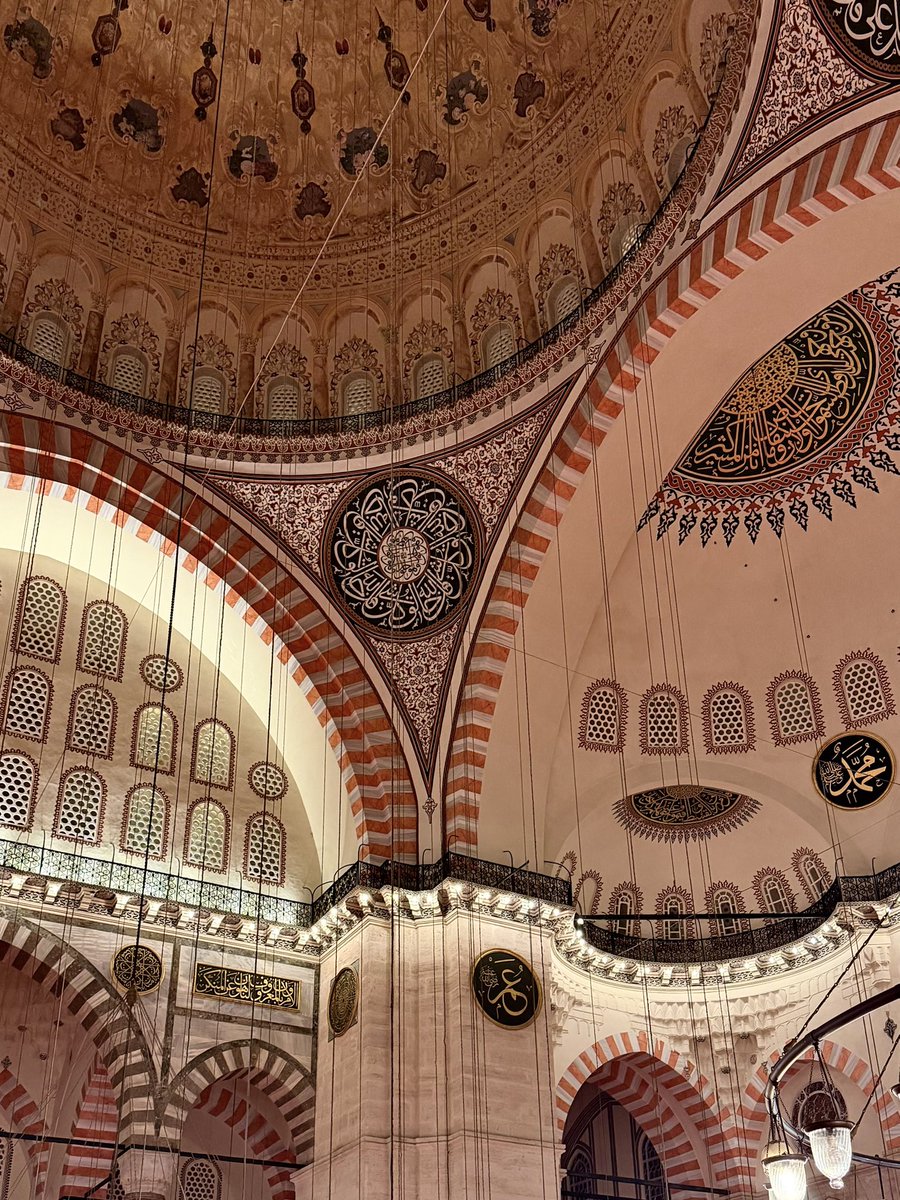 serazatane's tweet photo. Kabul et Süleyman, dünya bir hayaldir!

Soluduğun hava, bastığın toprak, içtiğin su, yandığın alev hayaldir, daimi sanma. 

📍Yatsı Vakti Süleymaniye’si https://t.co/lh6hOzolEW