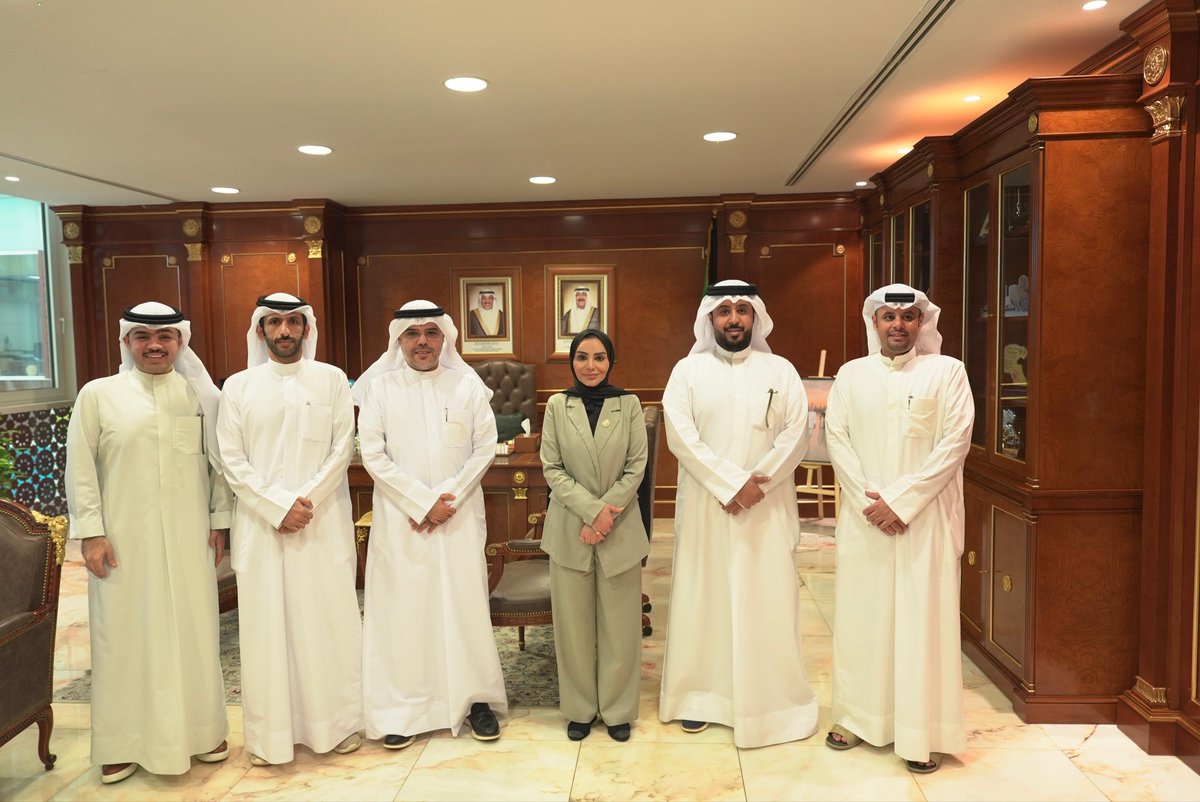 cooperaitives's tweet photo. التقينا معالي وزيرة الشؤون الاجتماعية د أمثال الحويلة ووكيل الوزارة د خالد عامر العجمي وطرحنا ملاحظات المتقدمين بشأن اختبارات #الوظائف_الإشرافية في #الجمعيات_التعاونية وناقشنا الإشكالات التي واجهتهم أثناء الاختبارات

وقد أكدا حرصهما على الالتزام بالمعايير الأكاديمية وضمان سلامة إجراءات التقييم وأبديا تعاونًا وتجاوبًا مشكورًا وتم تشكيل لجنة تحقيق لبحث الموضوع ورفع تقرير خلال أسبوع تمهيدًا لاتخاذ الإجراءات اللازمة ومعالجة الملاحظات بما يضمن العدالة وتكافؤ الفرص للجميع

ونثمّن لمعالي الوزيرة ووكيل الوزارة حسن الاستماع والتعاون والحرص على إنصاف المتقدمين وصون حقوقهم

#القطاع_التعاوني
@amthal1 
@Khalede8181 
 @mosa1_kw